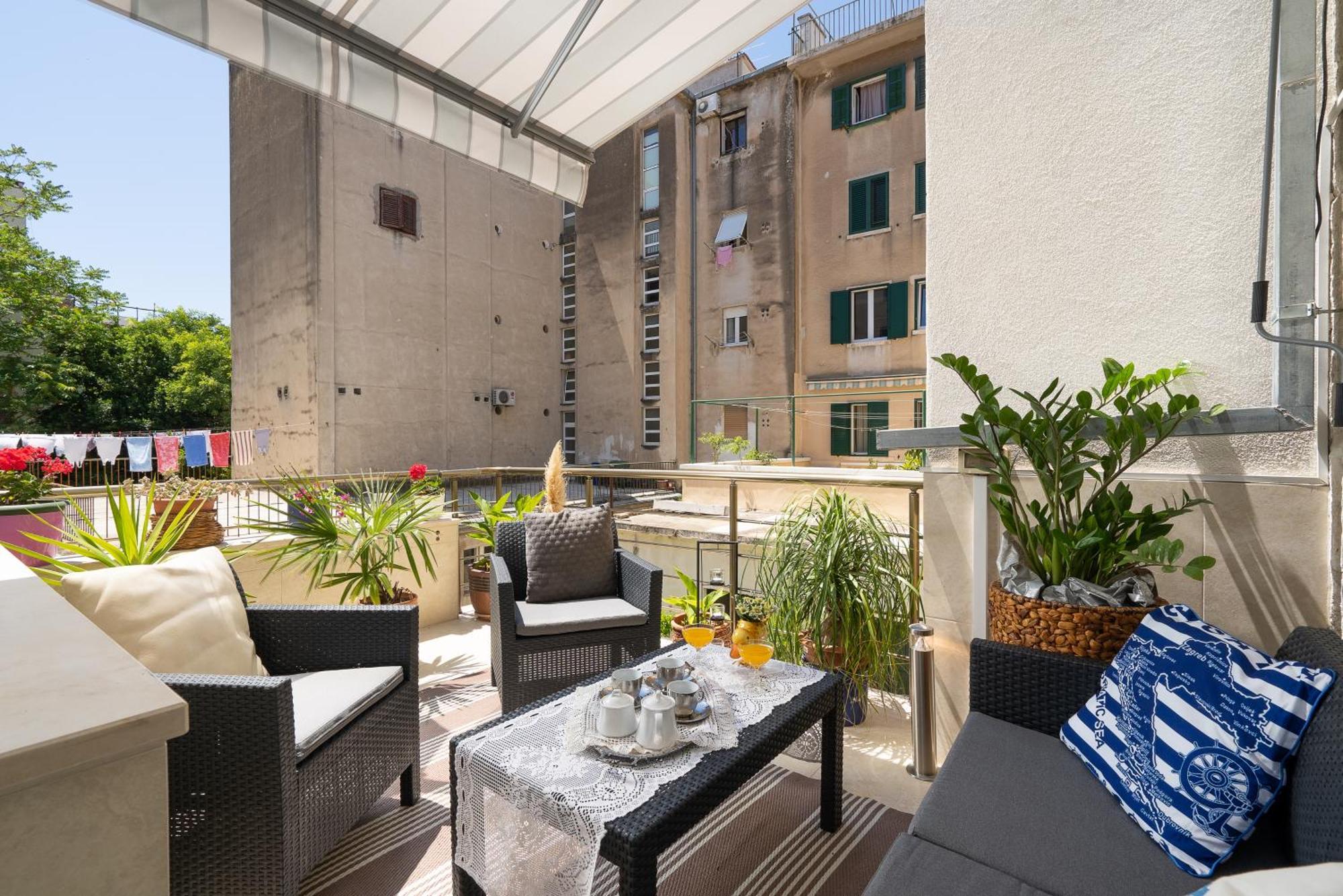 Camellia- Cozy Apartment Split