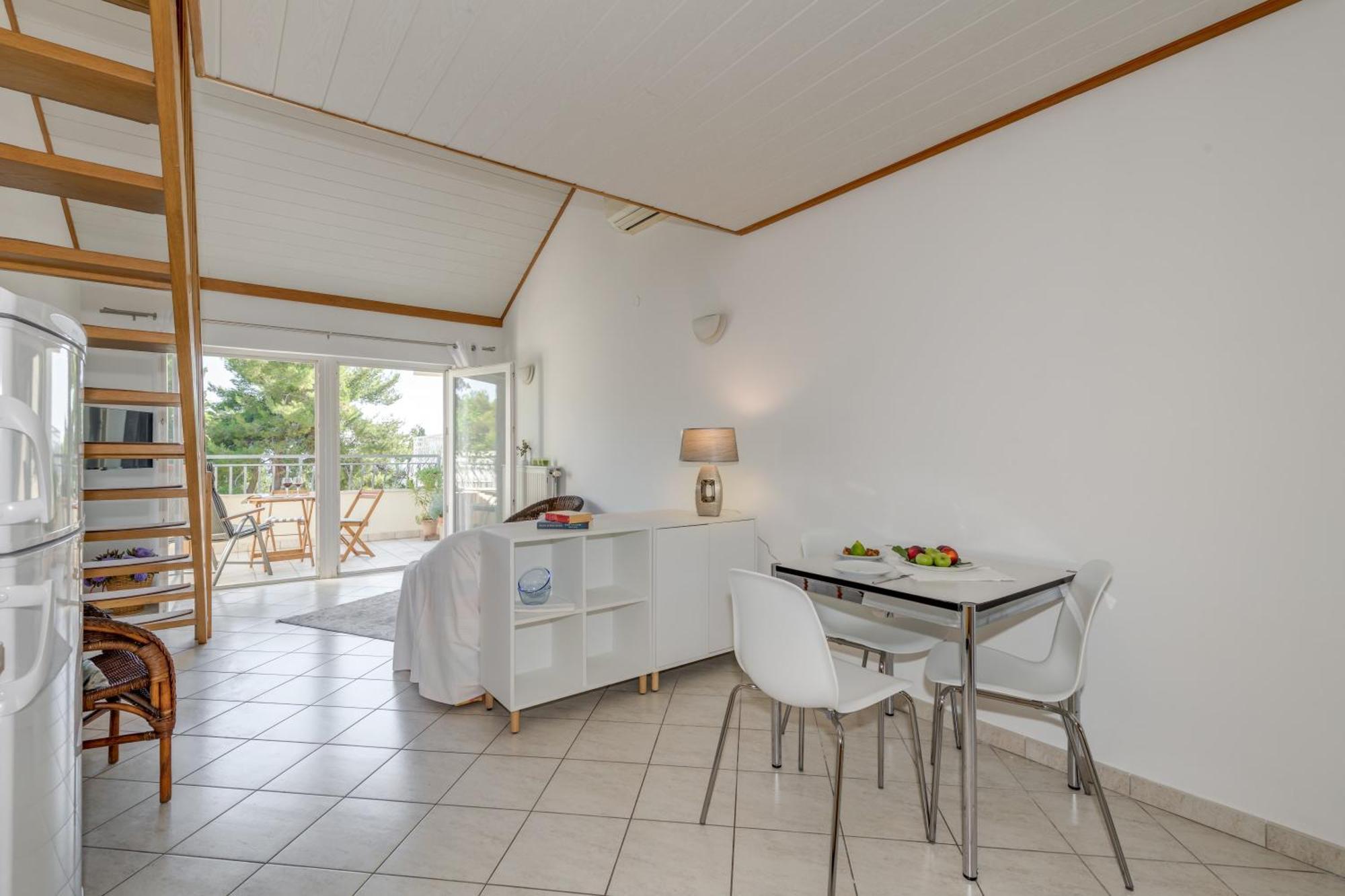 Beachfront With Balcony And Parking *
