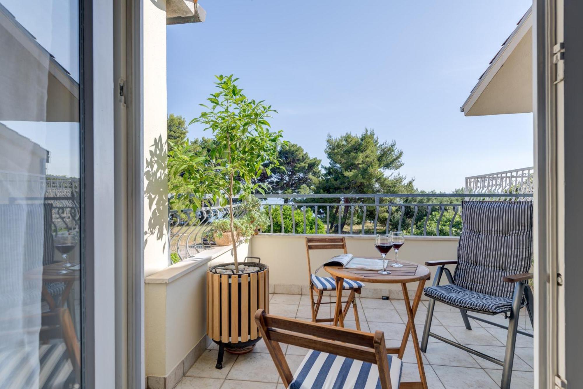 Beachfront With Balcony And Parking Apartment