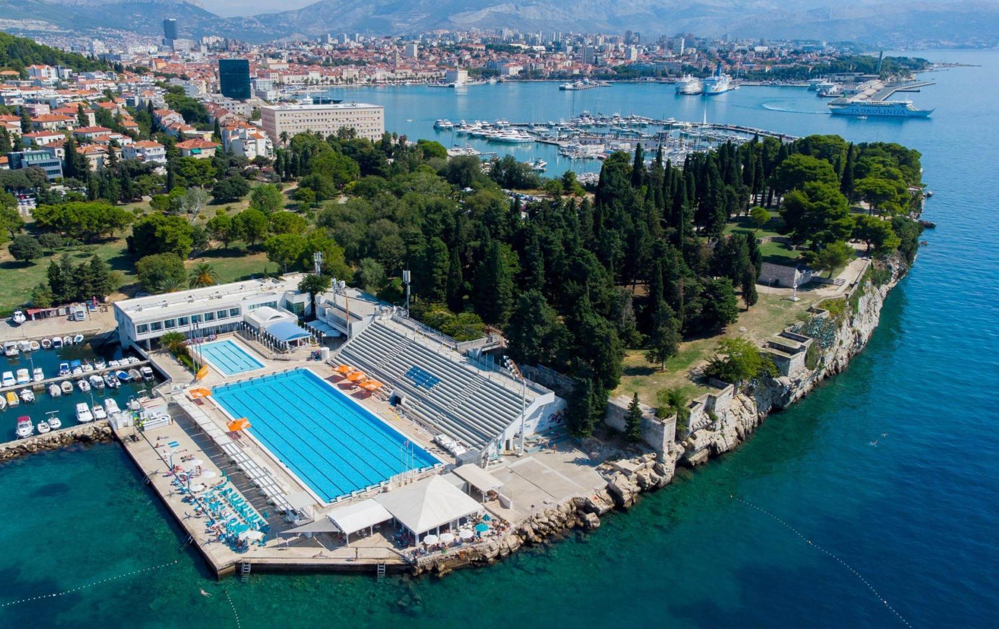 Beachfront With Balcony And Parking * Split