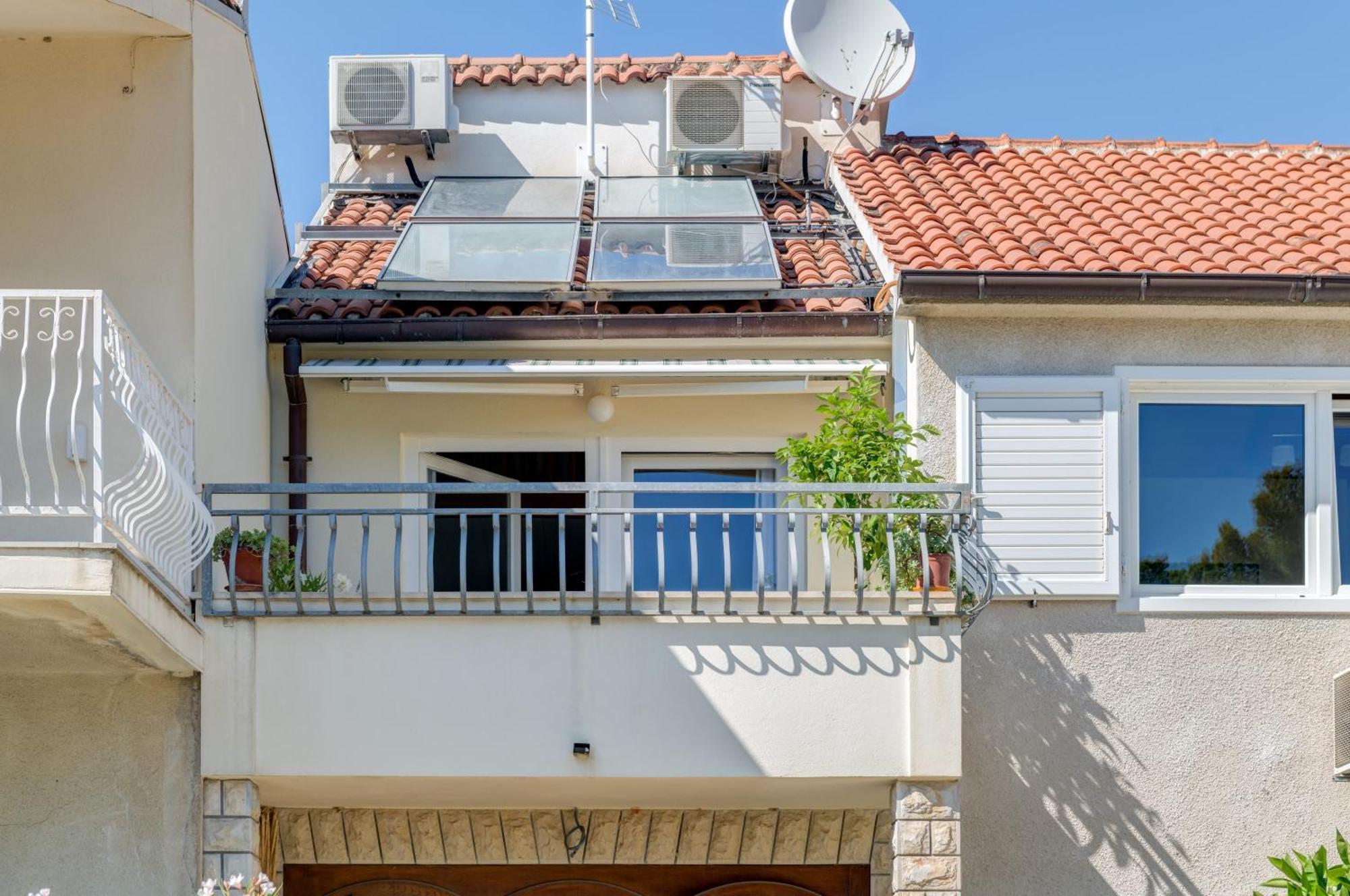 Beachfront With Balcony And Parking Apartment *