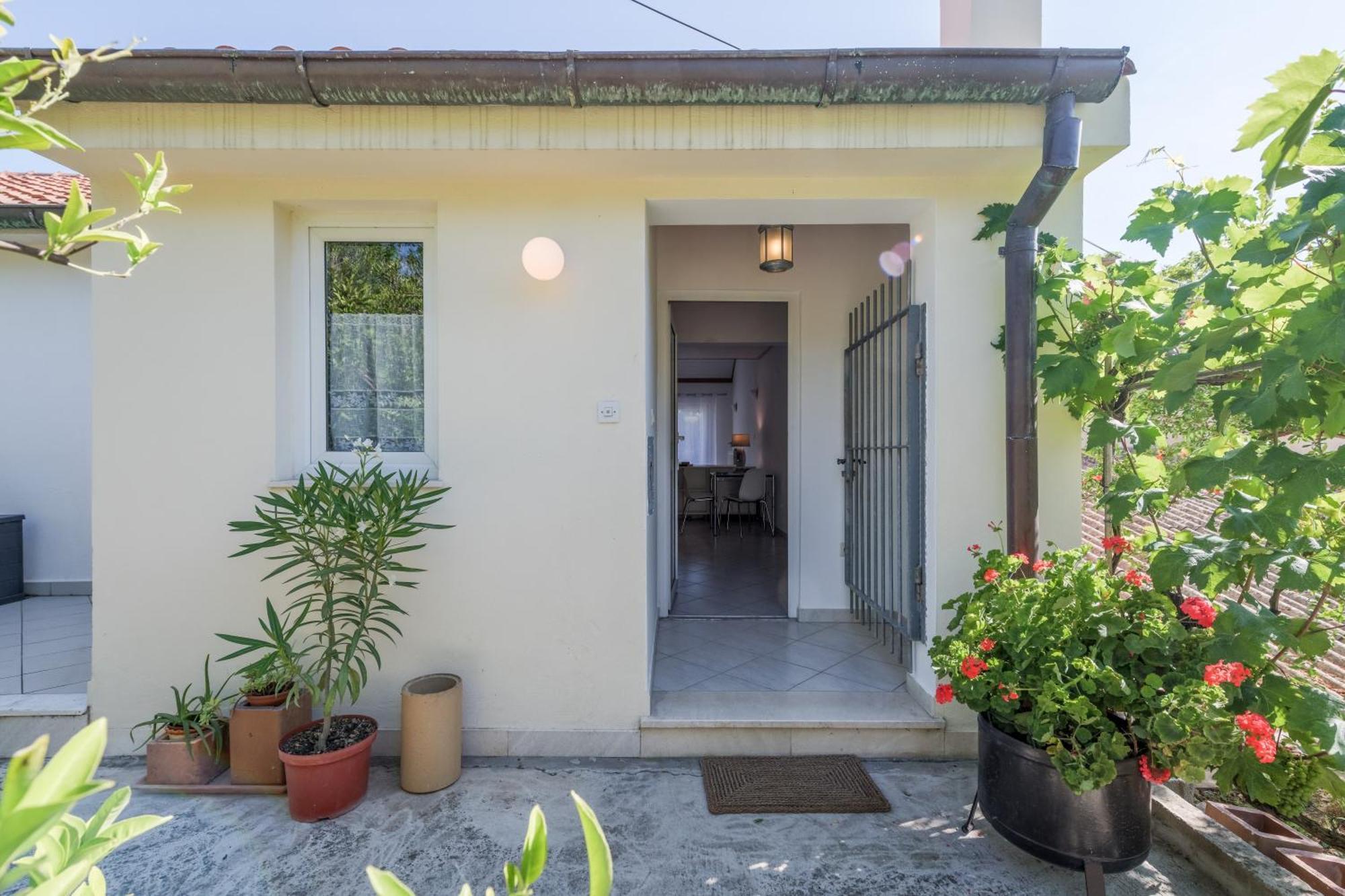 Beachfront With Balcony And Parking Apartment *