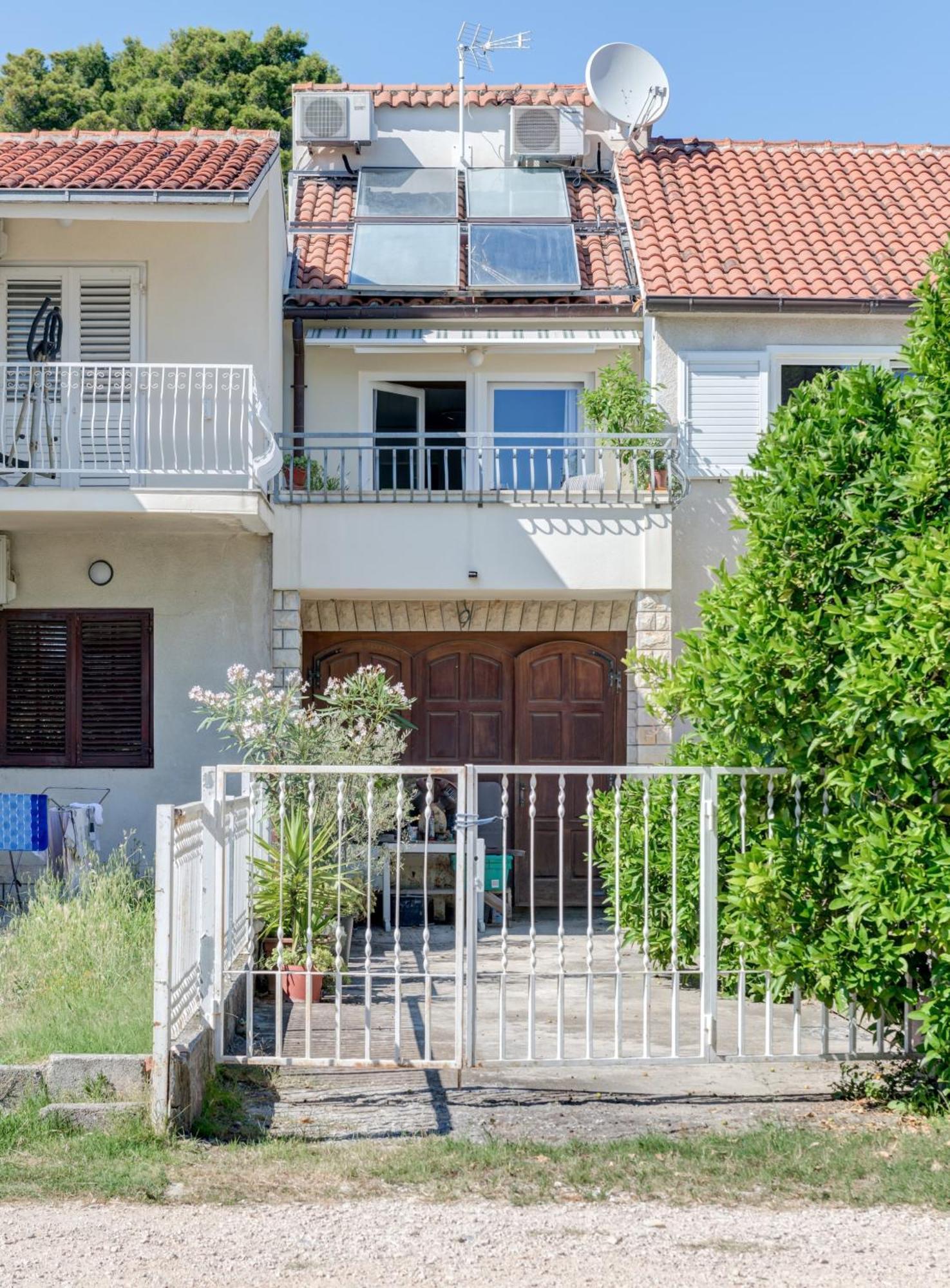 Beachfront With Balcony And Parking Apartment