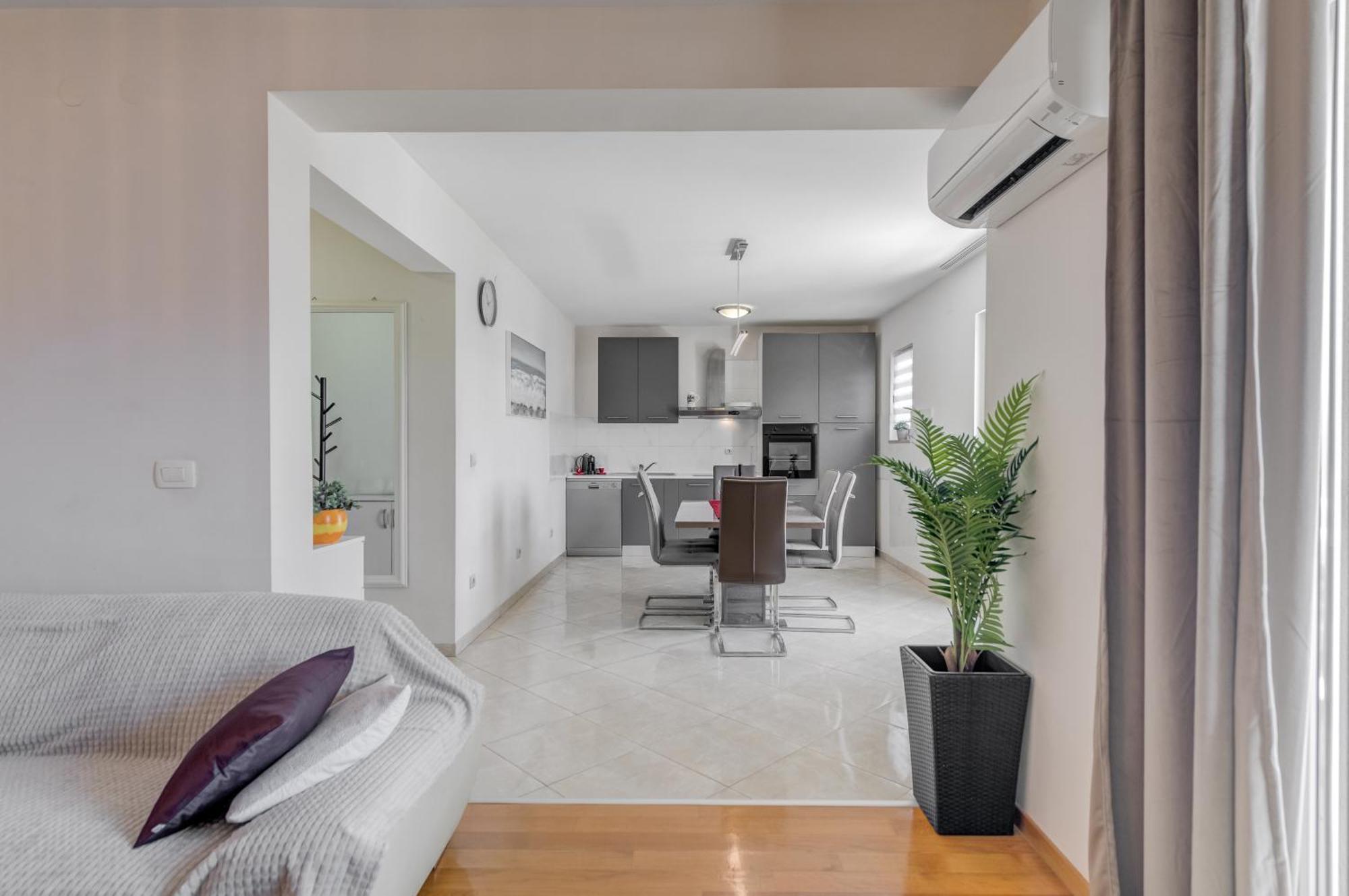 Apartment Renata + Private Swimming Pool In *