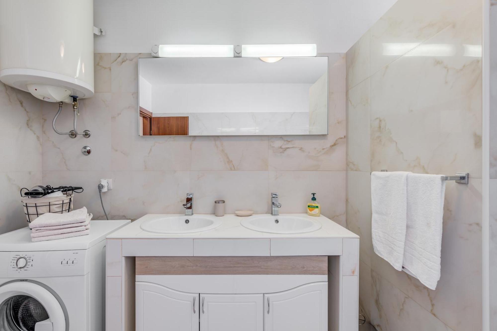 Renata + Private Swimming Pool In Apartment