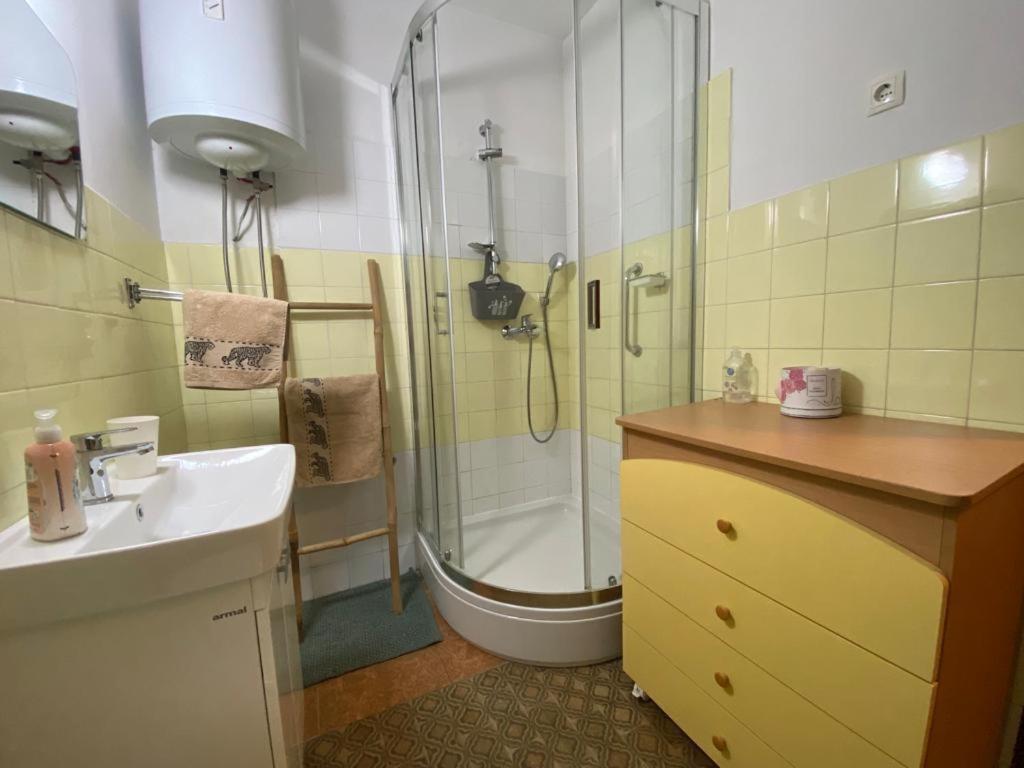 2 Bedroom Apartment/parking/market * Split