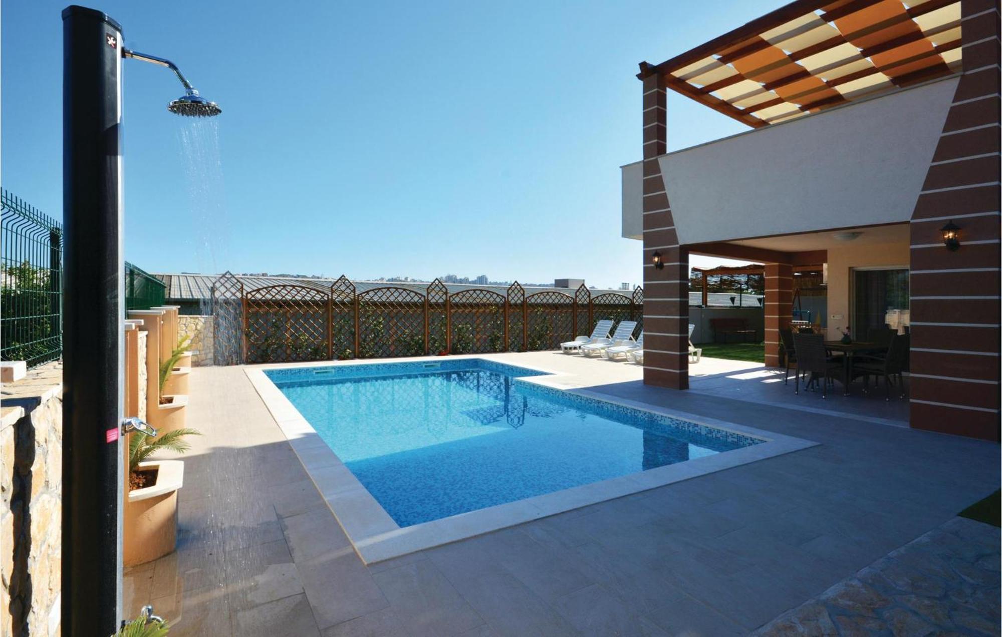 3 Bedroom Nice Home In Solin Apartment