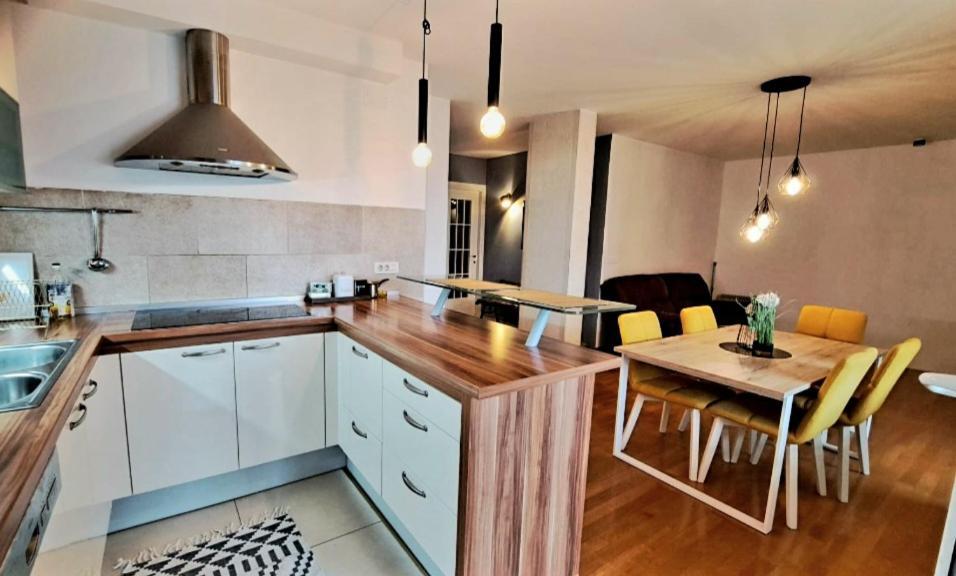 Beautiful Large Apartment, Walk To Beach *