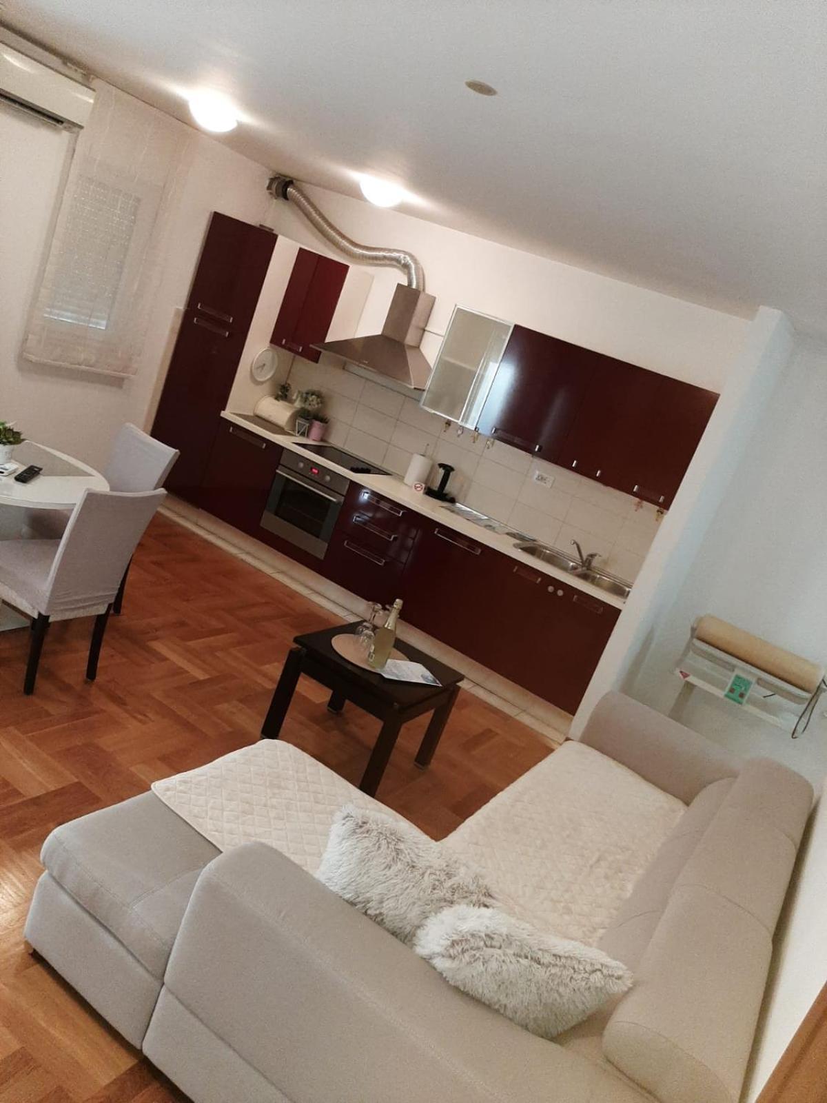 Katie Apartment Split
