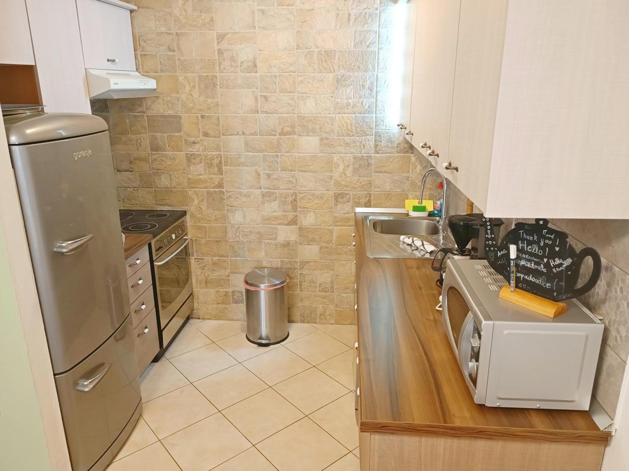 Apartment F&a Split
