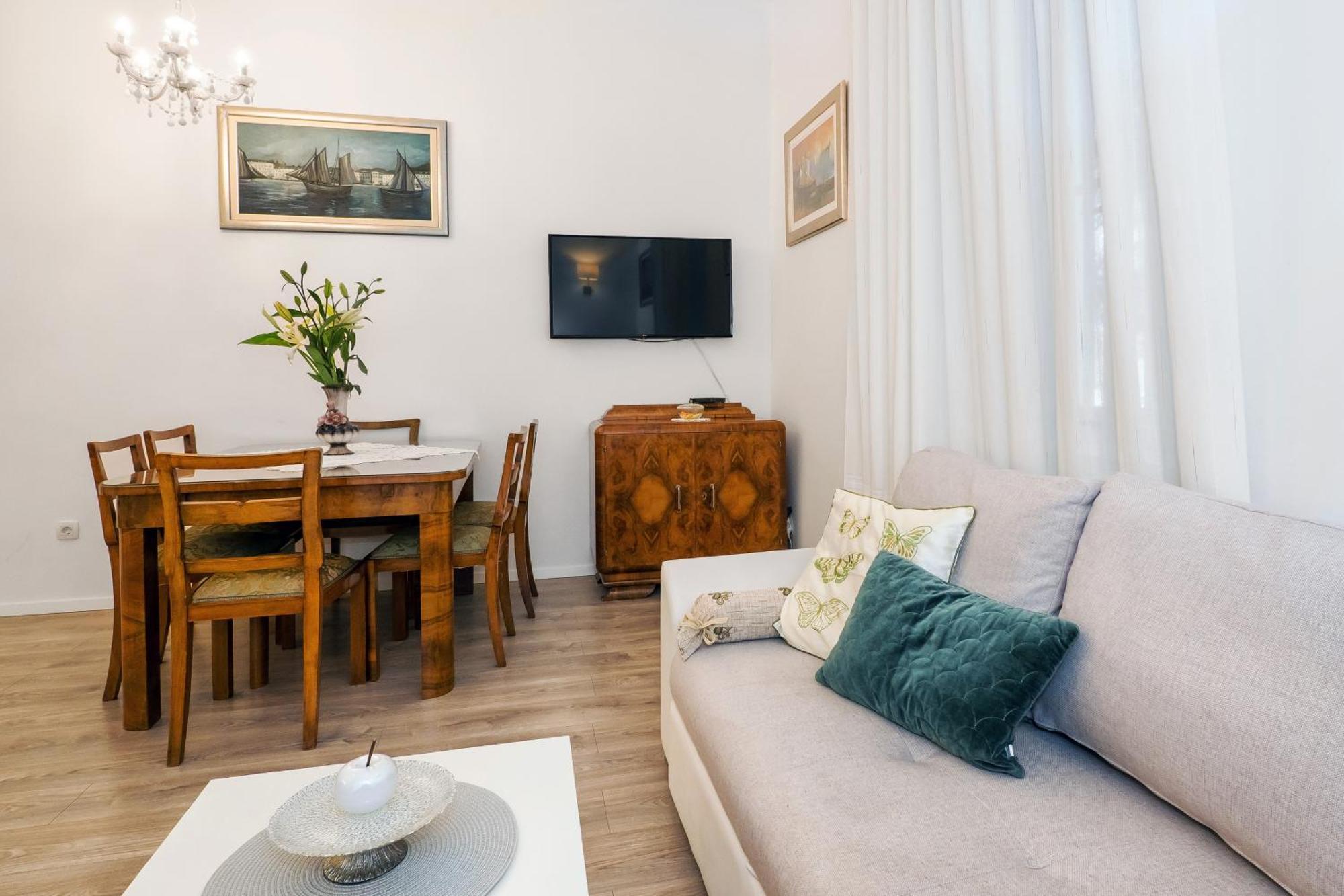 Apartment Center Secession Charm Near National Theatre