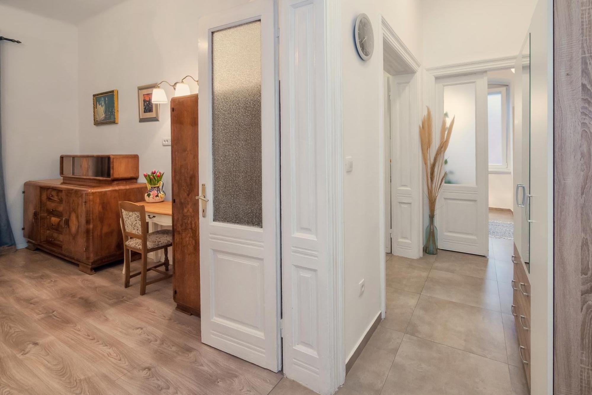 Center Secession Charm Near National Theatre Apartment