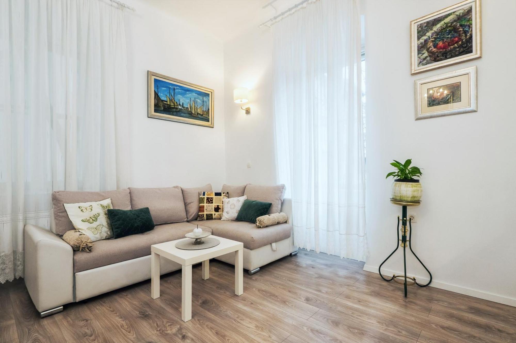Center Secession Charm Near National Theatre Apartment *