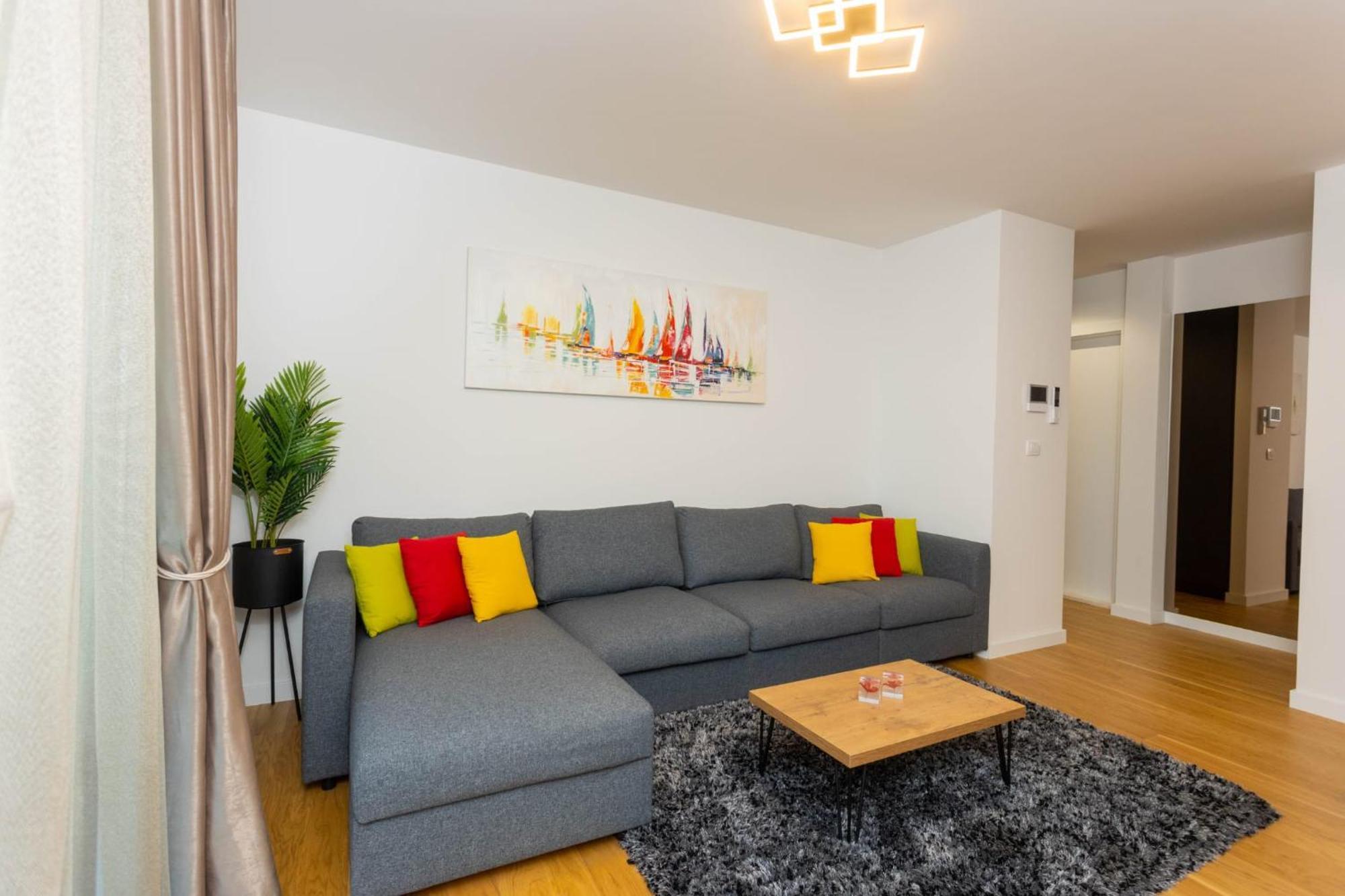 Apartment - Free Parking In Garage , Seaview , Quiet Neighbourhood Apartment