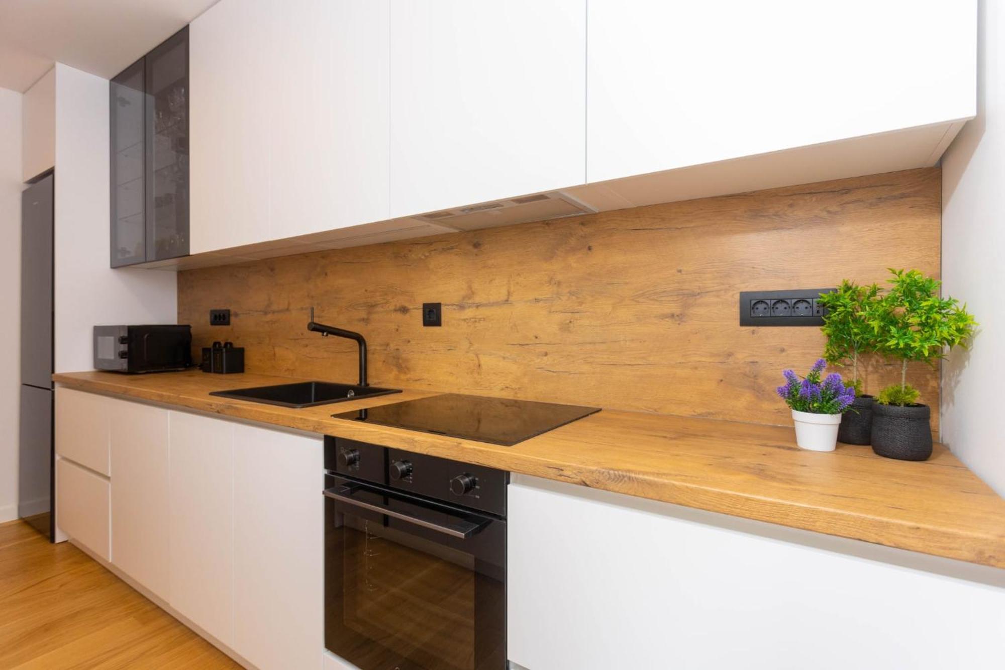 Apartment - Free Parking In Garage , Seaview , Quiet Neighbourhood *