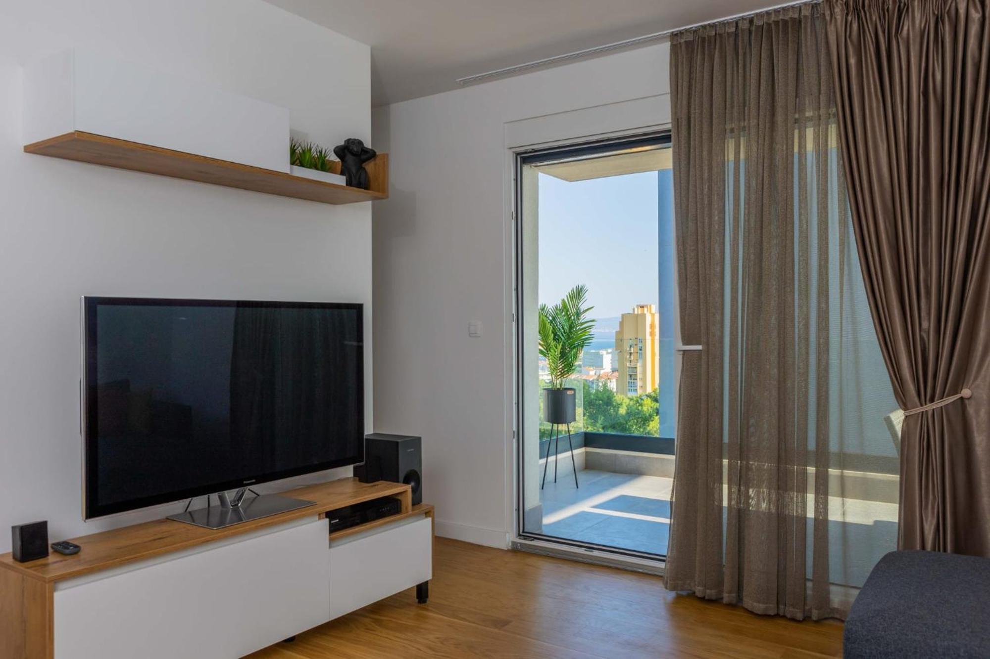 Apartment - Free Parking In Garage , Seaview , Quiet Neighbourhood