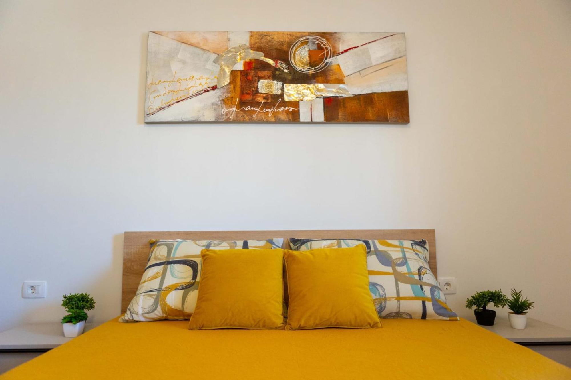 Apartment - Free Parking In Garage , Seaview , Quiet Neighbourhood Apartment