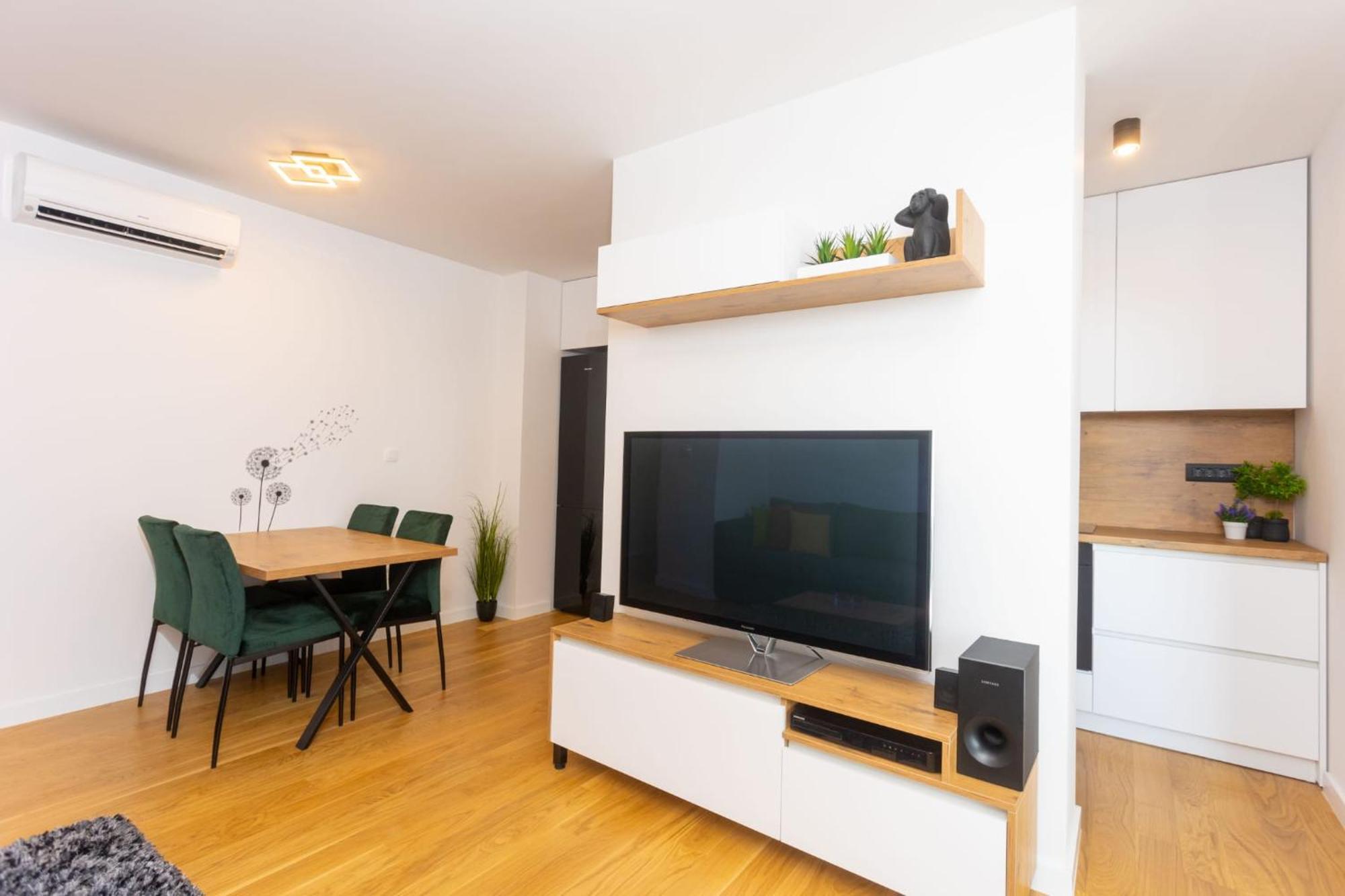 Apartment - Free Parking In Garage , Seaview , Quiet Neighbourhood Apartment *
