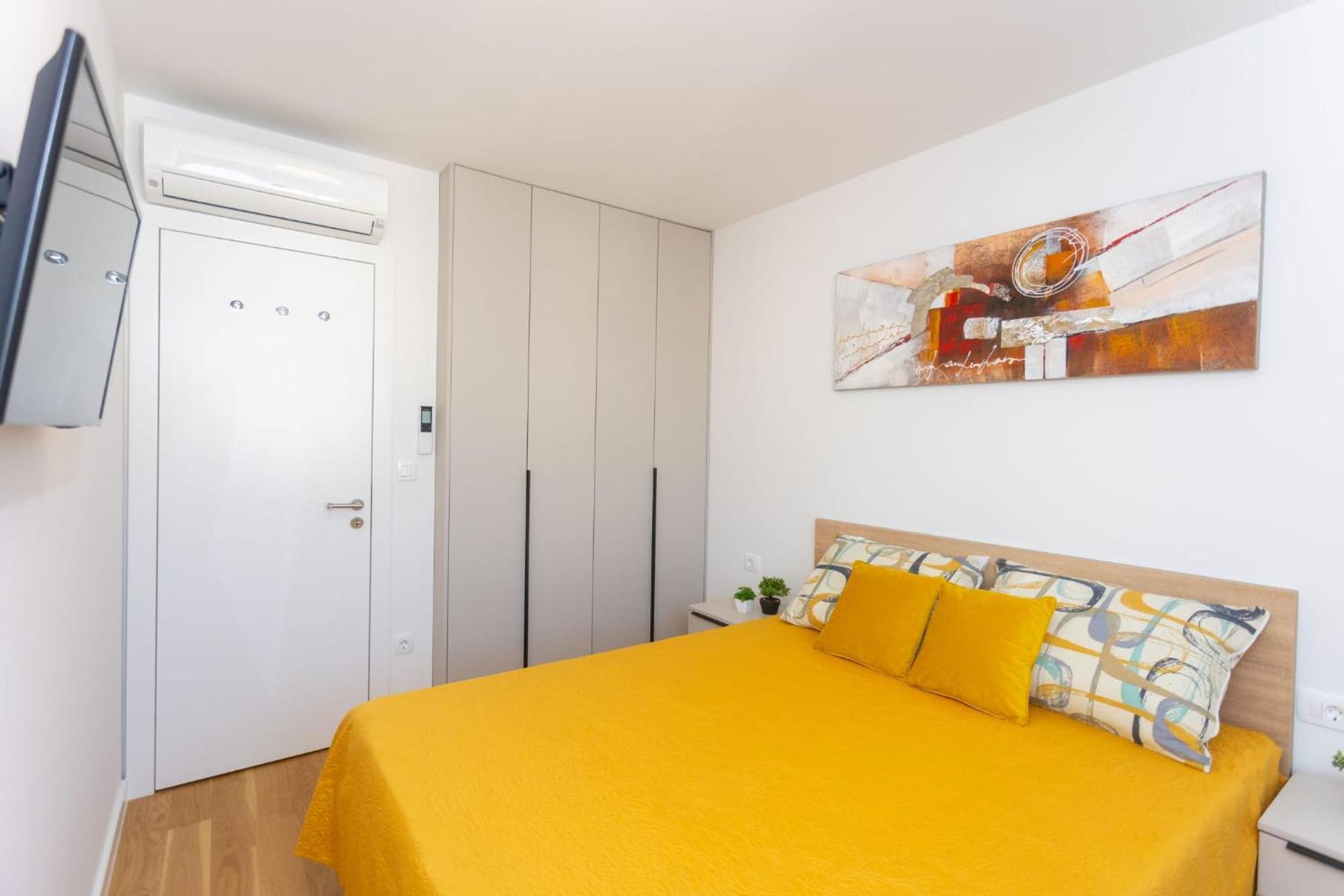 Apartment - Free Parking In Garage , Seaview , Quiet Neighbourhood Split