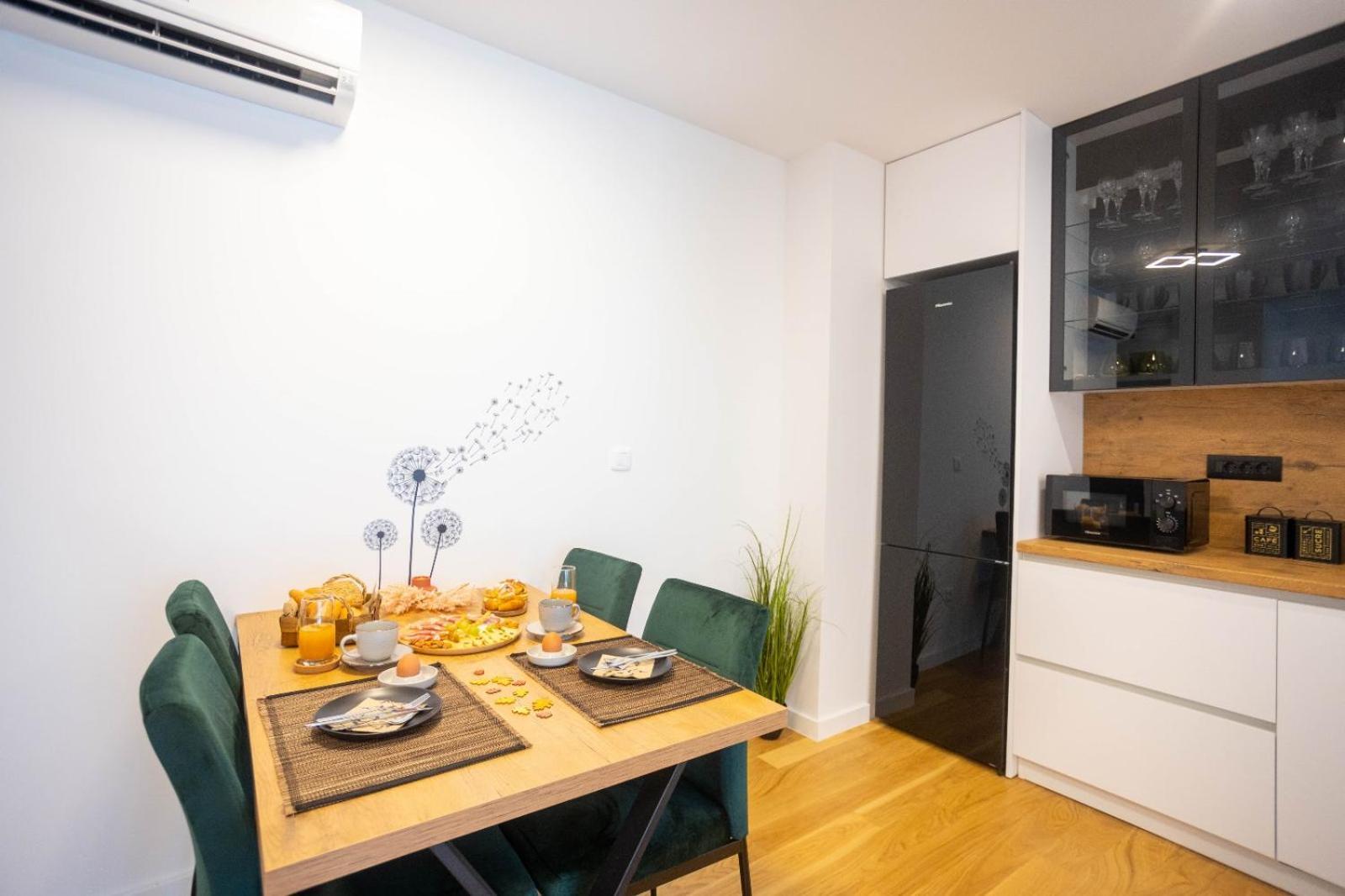 Apartment - Free Parking In Garage , Seaview , Quiet Neighbourhood Apartment *