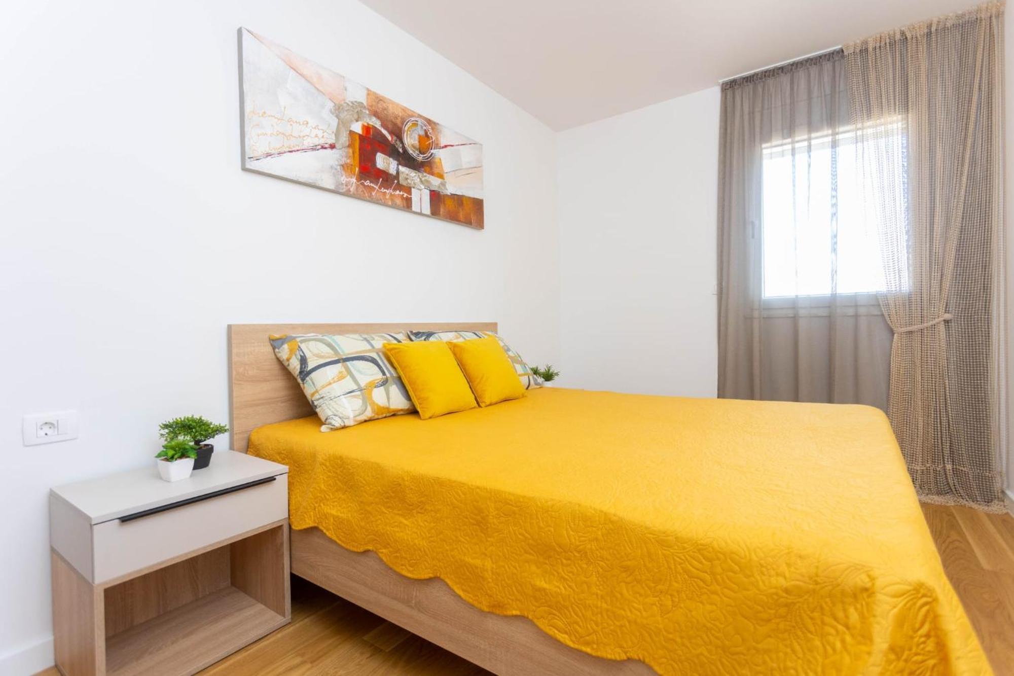 Apartment - Free Parking In Garage , Seaview , Quiet Neighbourhood Apartment Split