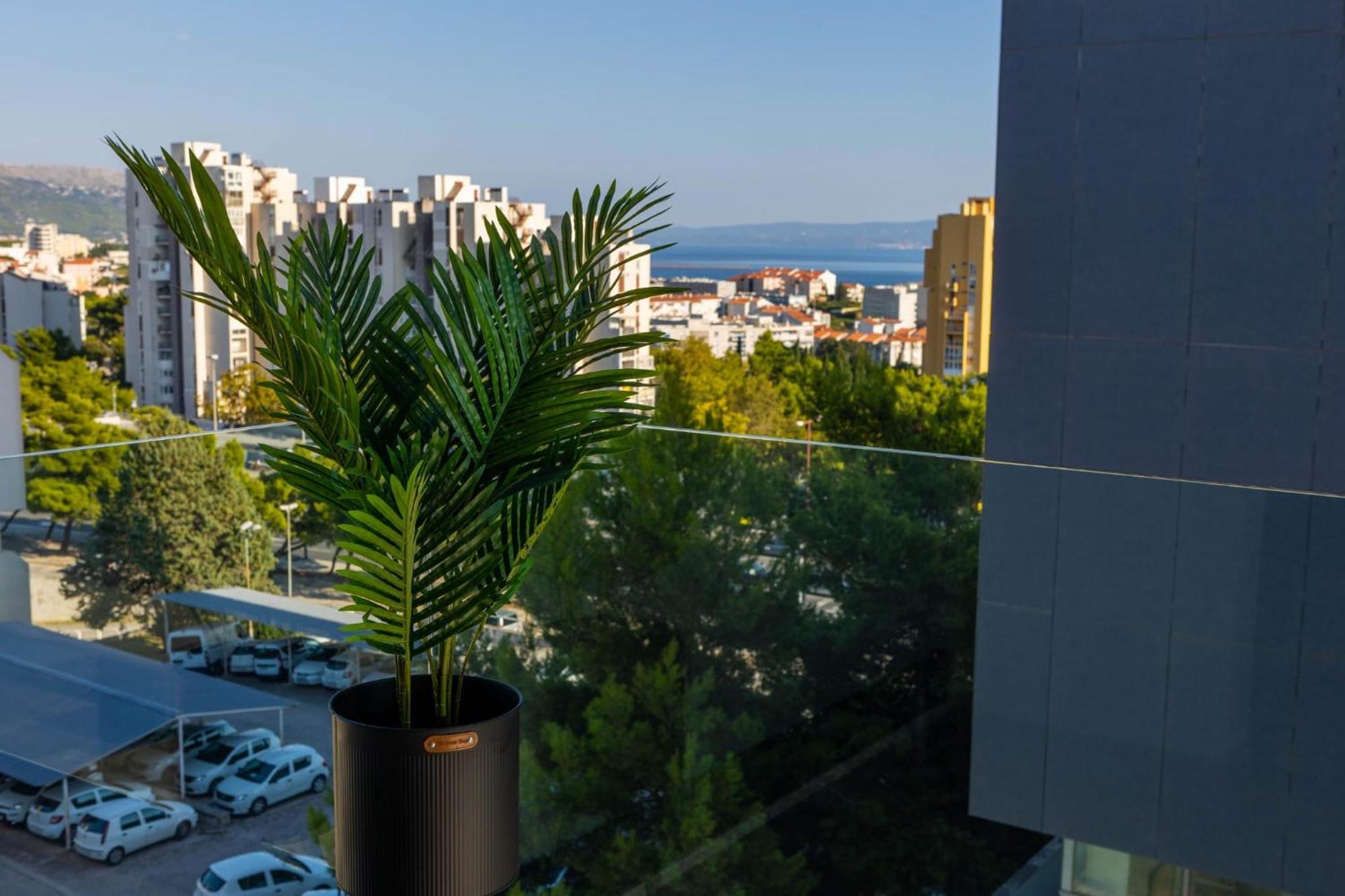 Apartment - Free Parking In Garage , Seaview , Quiet Neighbourhood Apartment