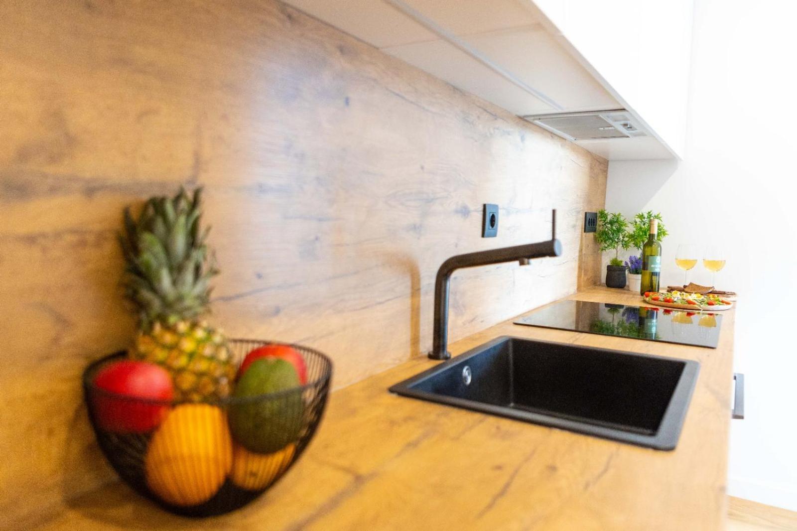 Apartment - Free Parking In Garage , Seaview , Quiet Neighbourhood Apartment *