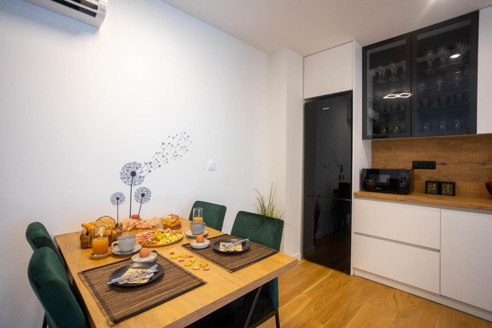Apartment - Free Parking In Garage , Seaview , Quiet Neighbourhood Apartment