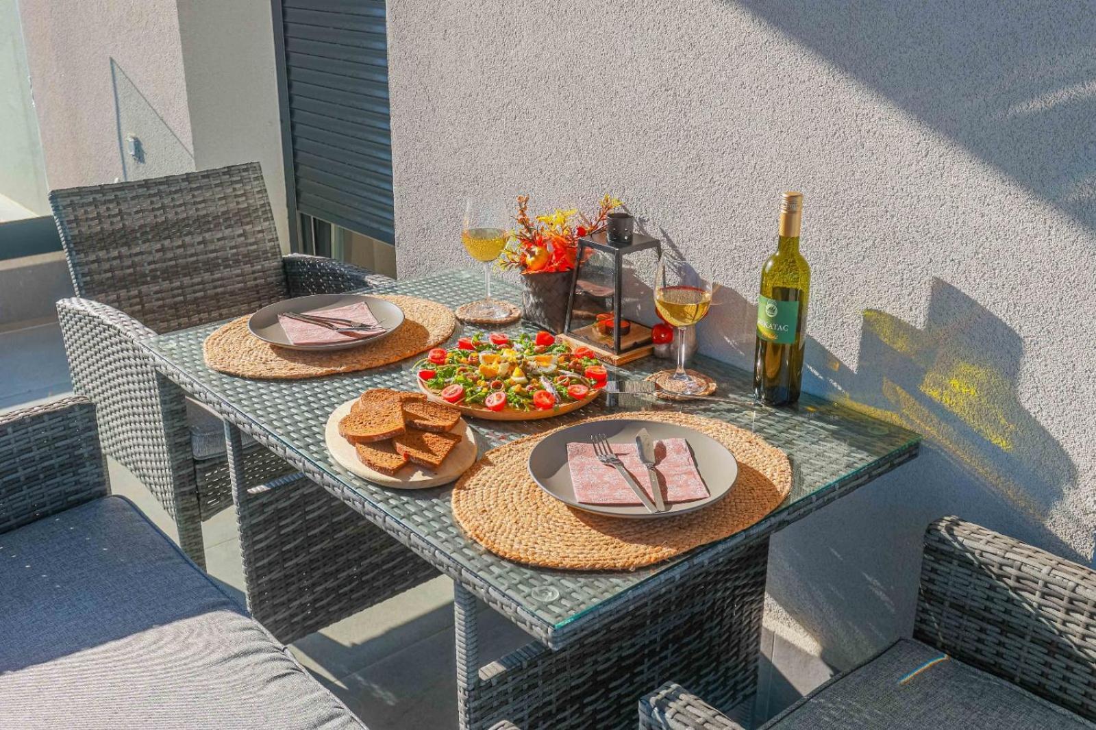 Apartment - Free Parking In Garage , Seaview , Quiet Neighbourhood Apartment *