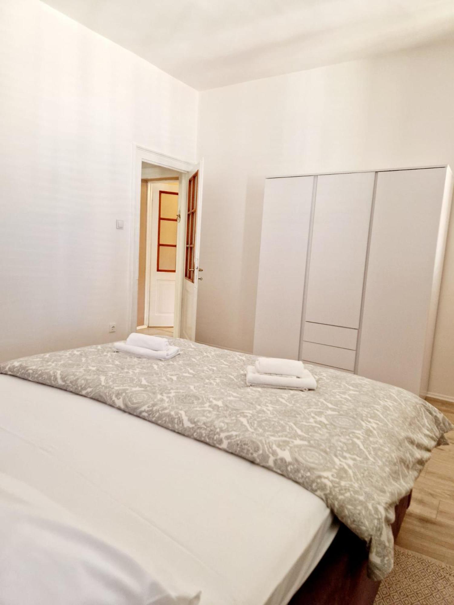 Pape Apartment *