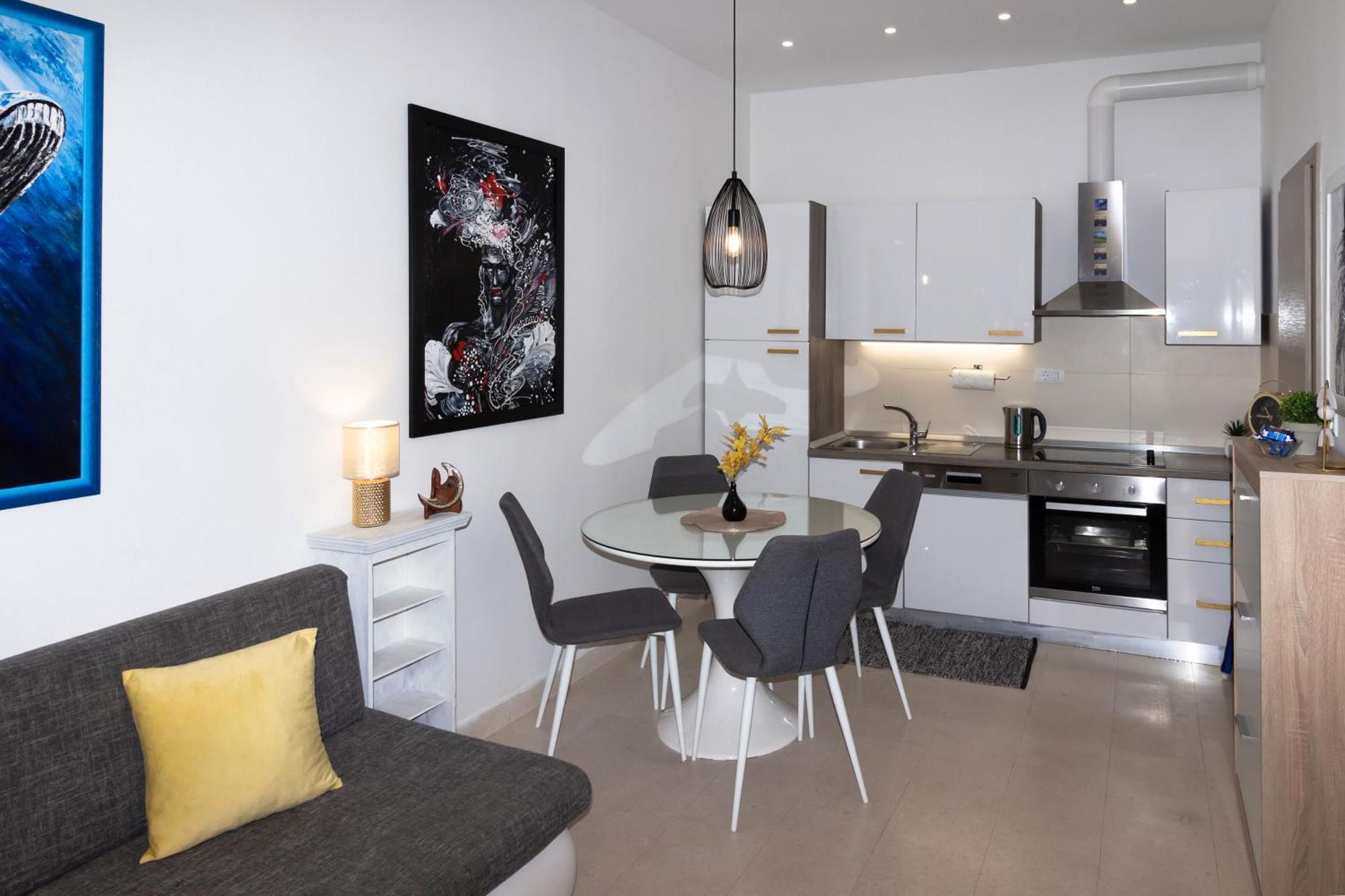 Moon Apartment *