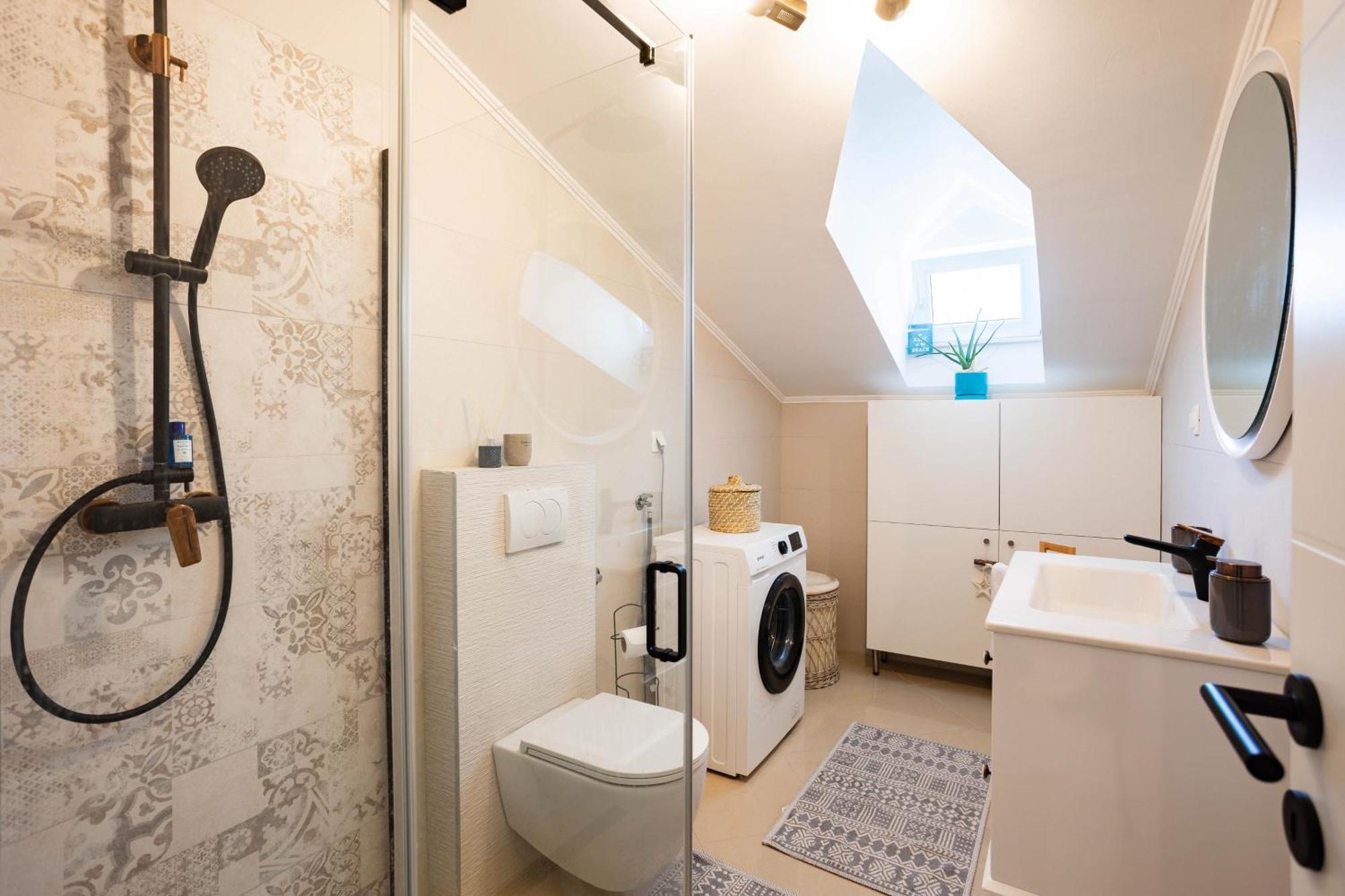 Seashell Apartment Split