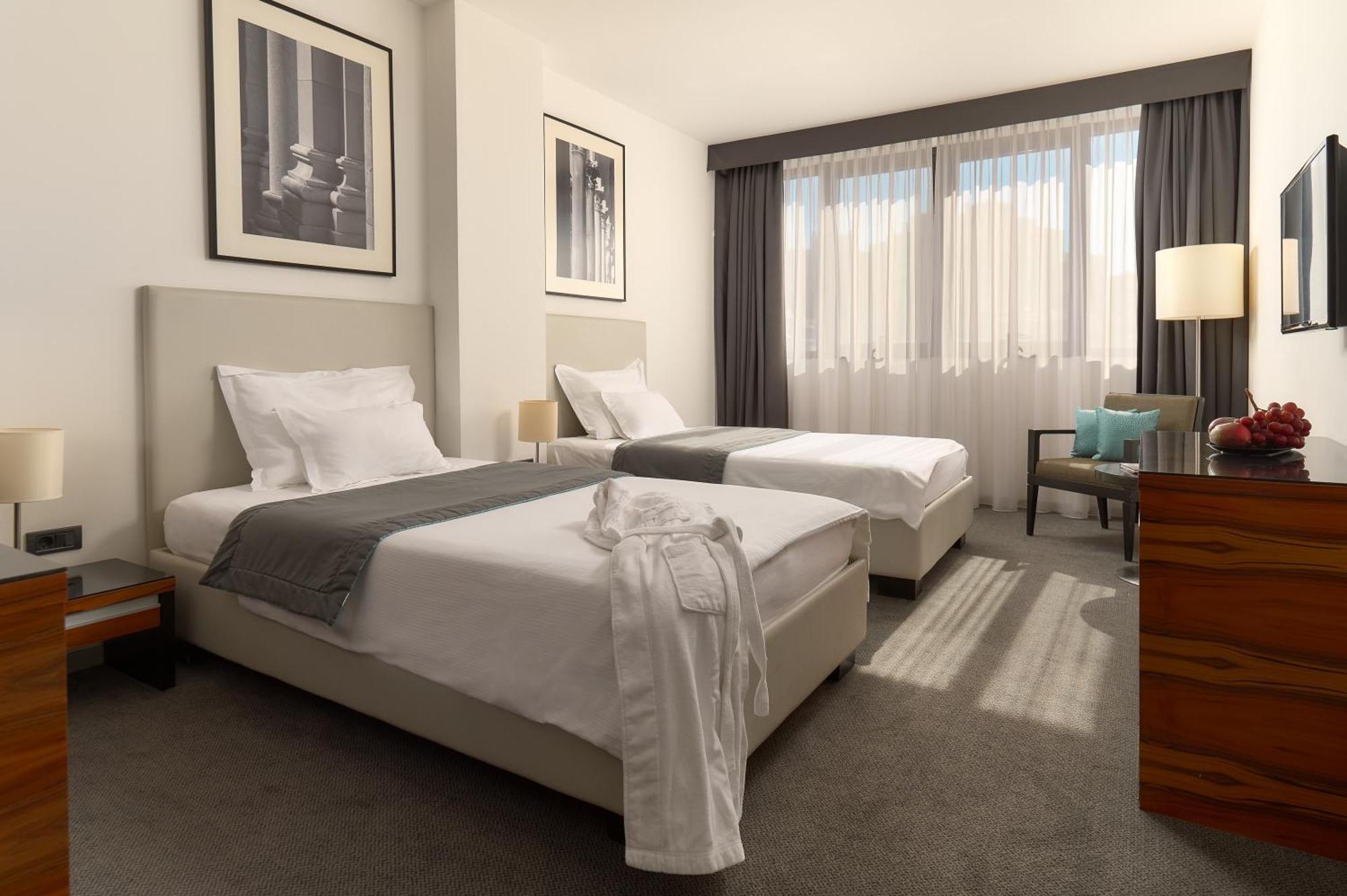 Atrium 5*