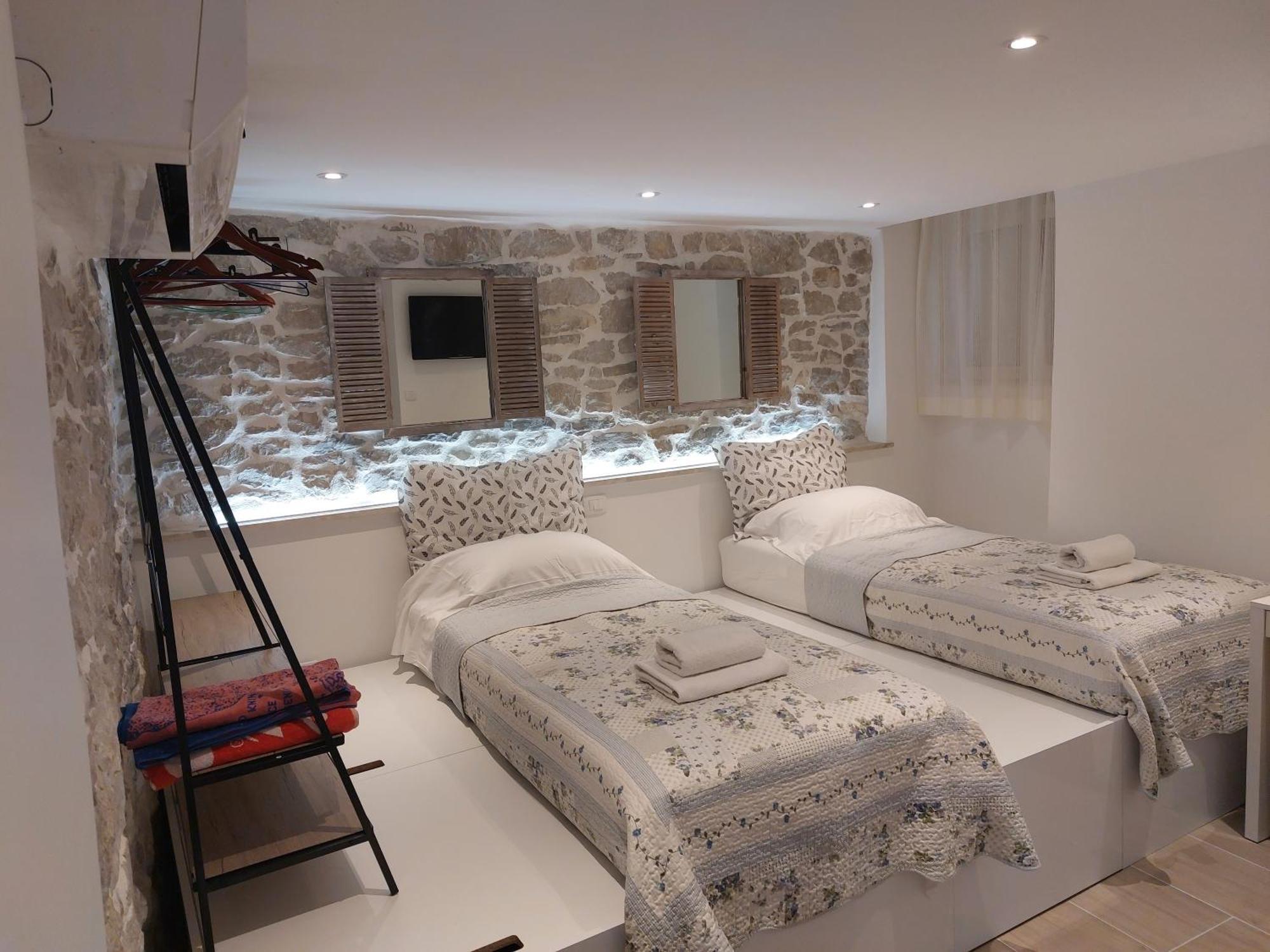 2024 Newly Renovated Apt-5 Min Walk To Old Town Apartment Split
