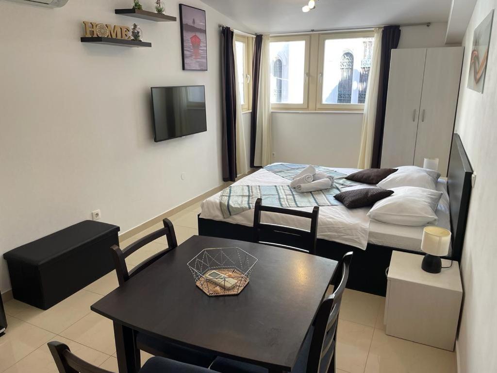 Piazza Square City Top Centre Apartment Split
