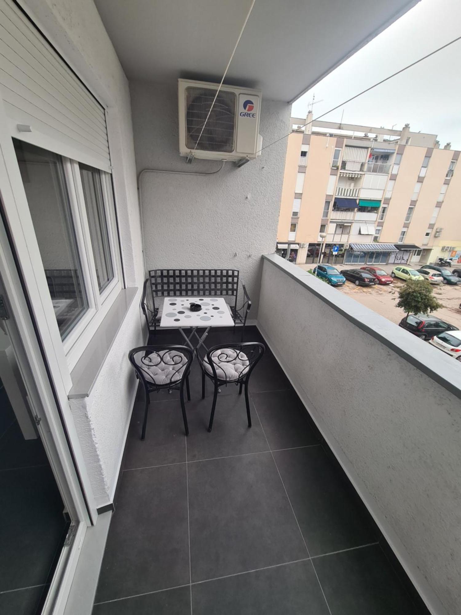 Apartment Hall Of Fame -center Split