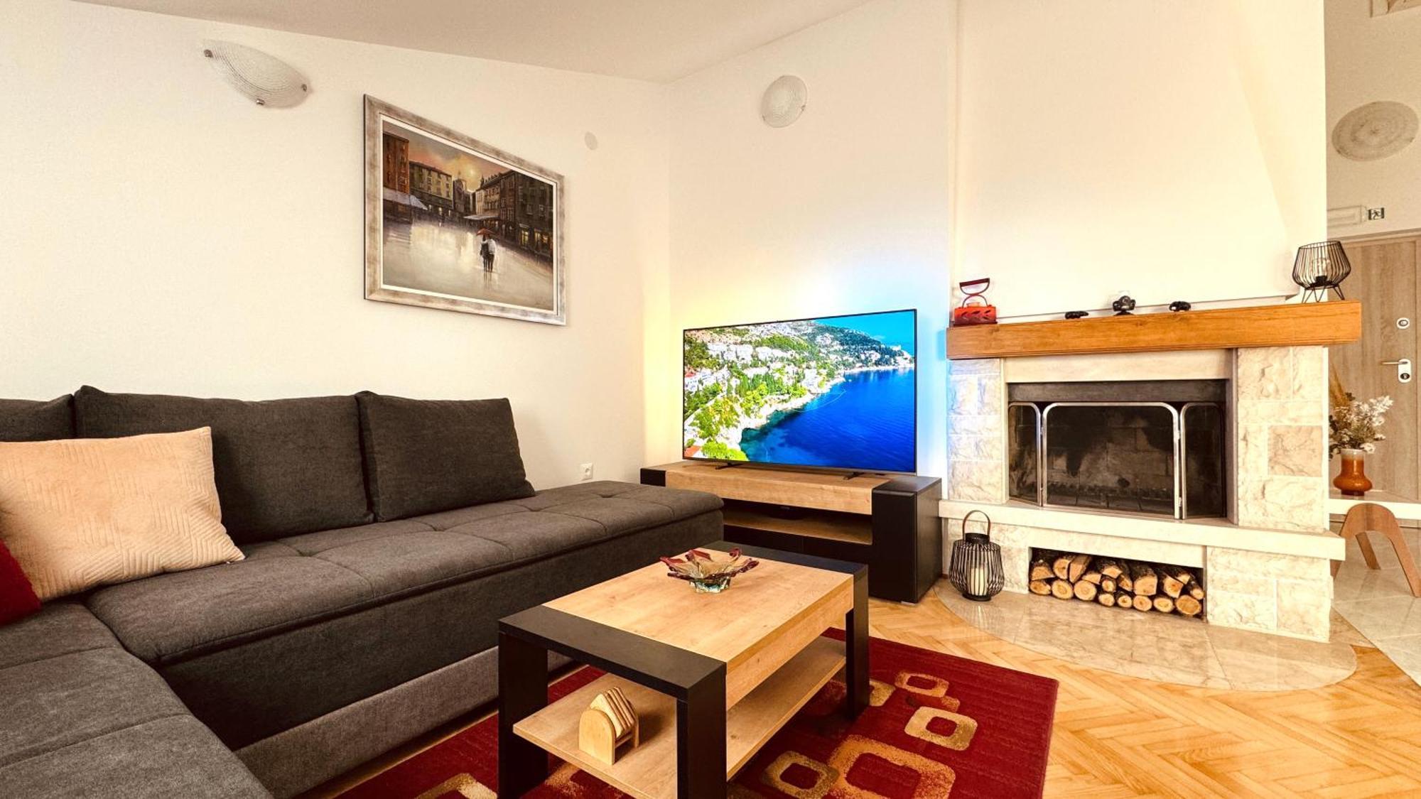 Penthouse Lapis Apartment