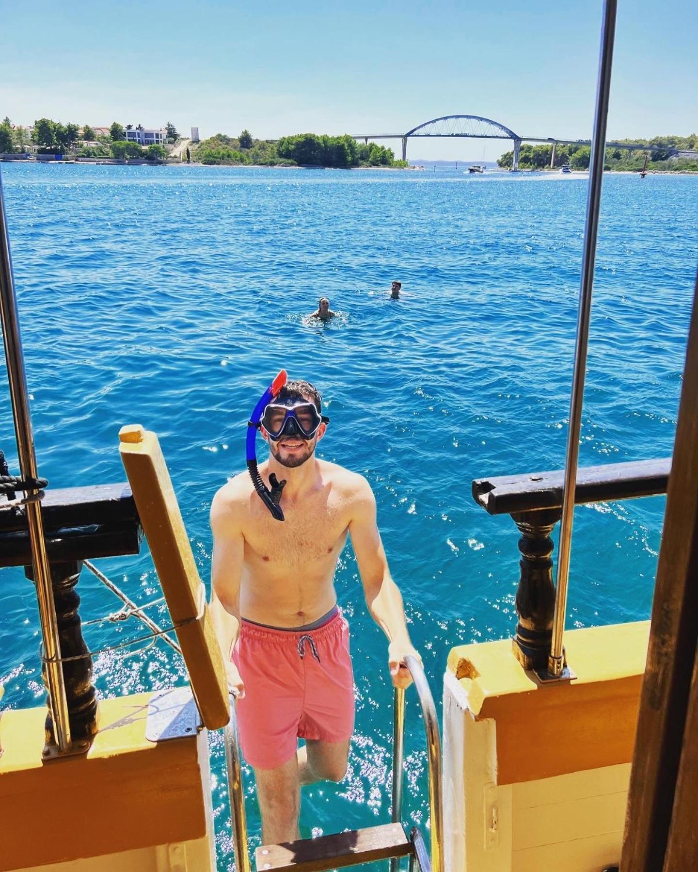 Botel Rhythm Floating Accom - *