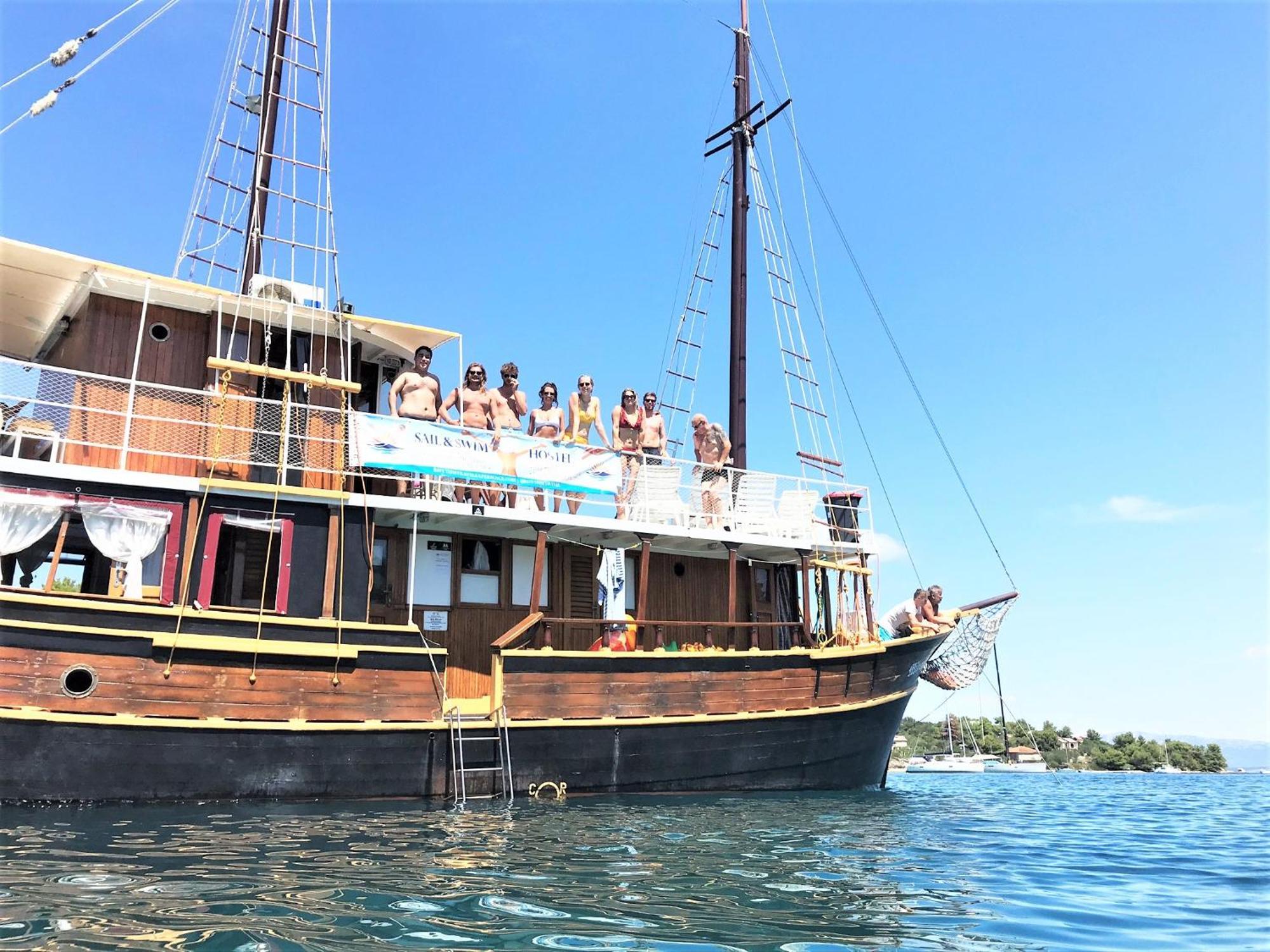 Botel Rhythm Floating Accom - *