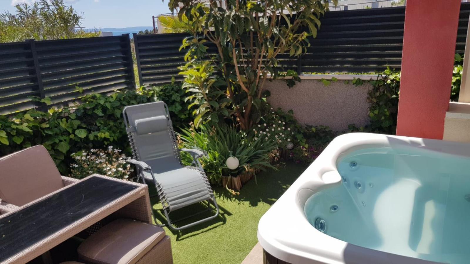 Salvia With Private Jacuzzi Split