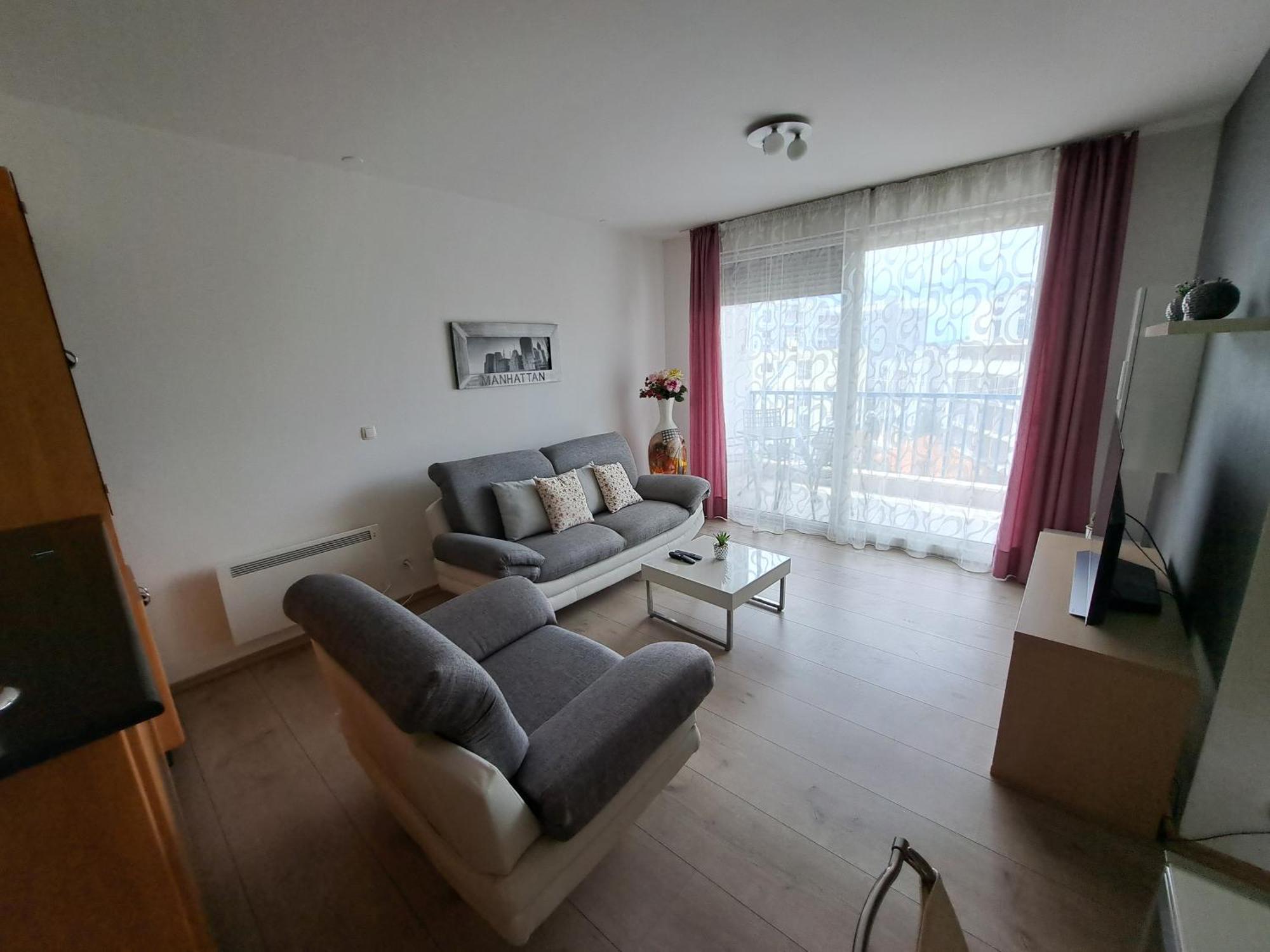 Apartamento In Split, Near The Old Town, Three Rooms, Balcony, Garage Split