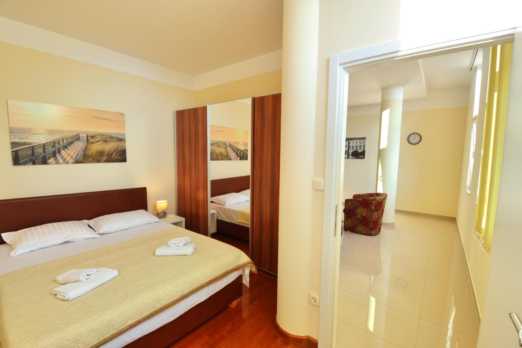 Apartment Apartments Villa Pjer *