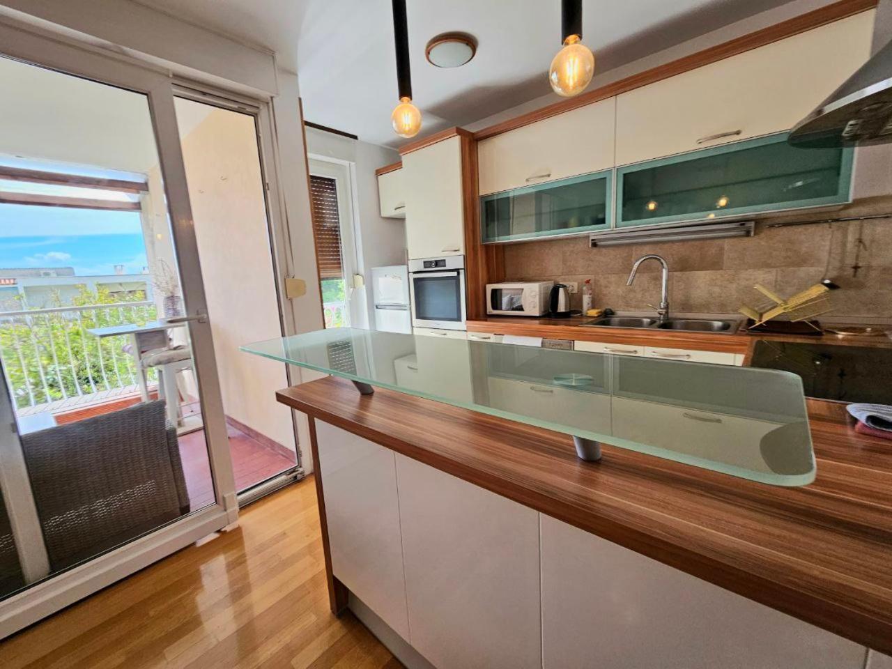 Beautiful Large Apartment, Walk To Beach *