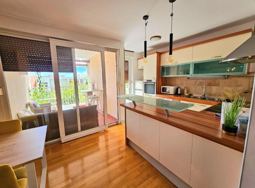 Beautiful Large Apartment, Walk To Beach *