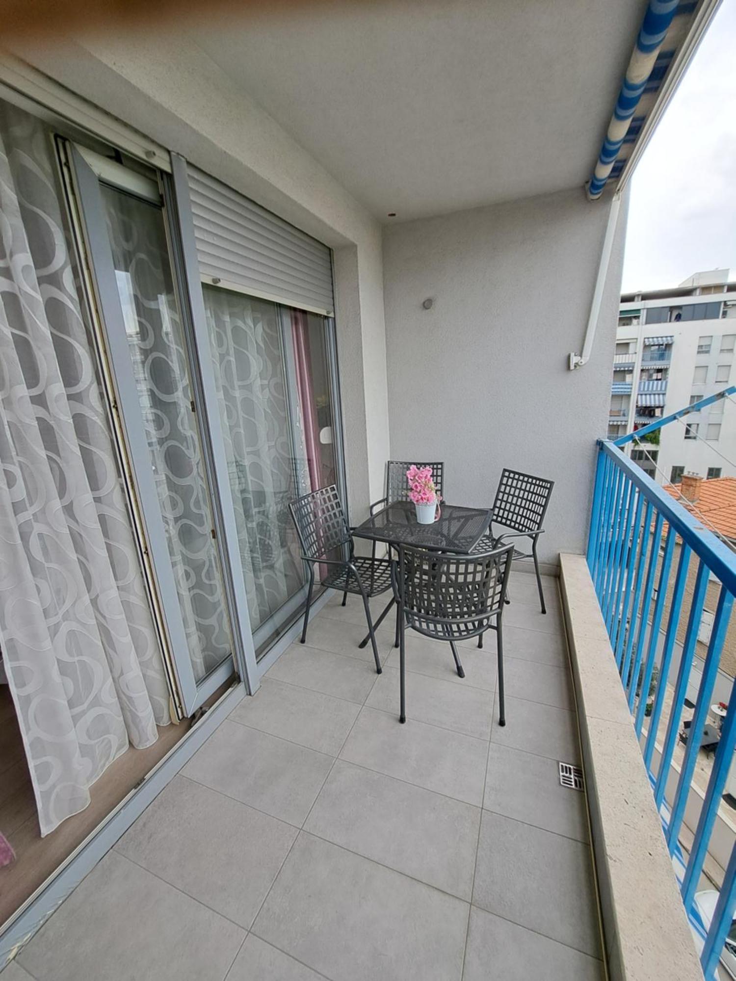 In Split, Near The Old Town, Three Rooms, Balcony, Garage Apartment *