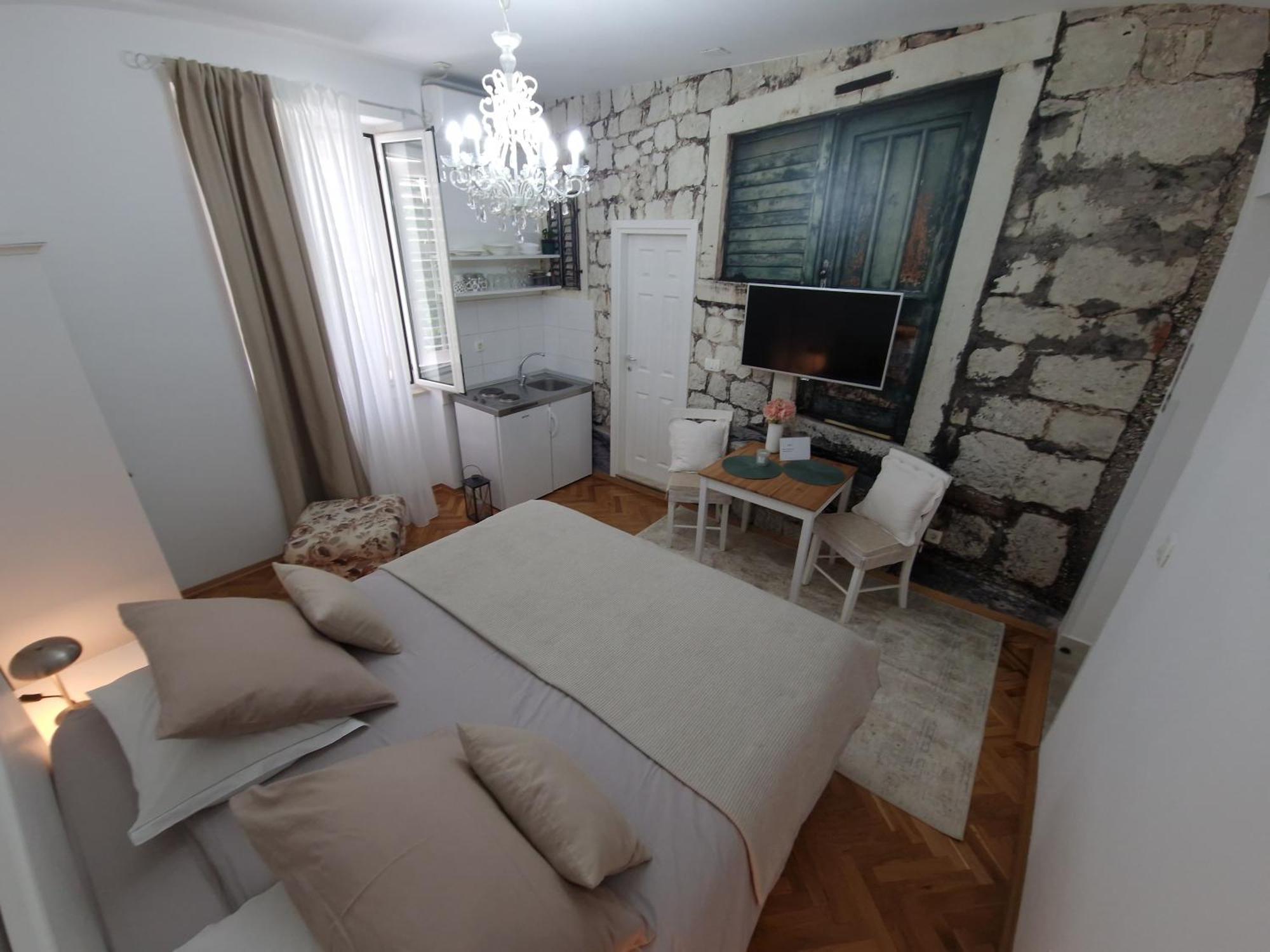 Ani Apartment Split