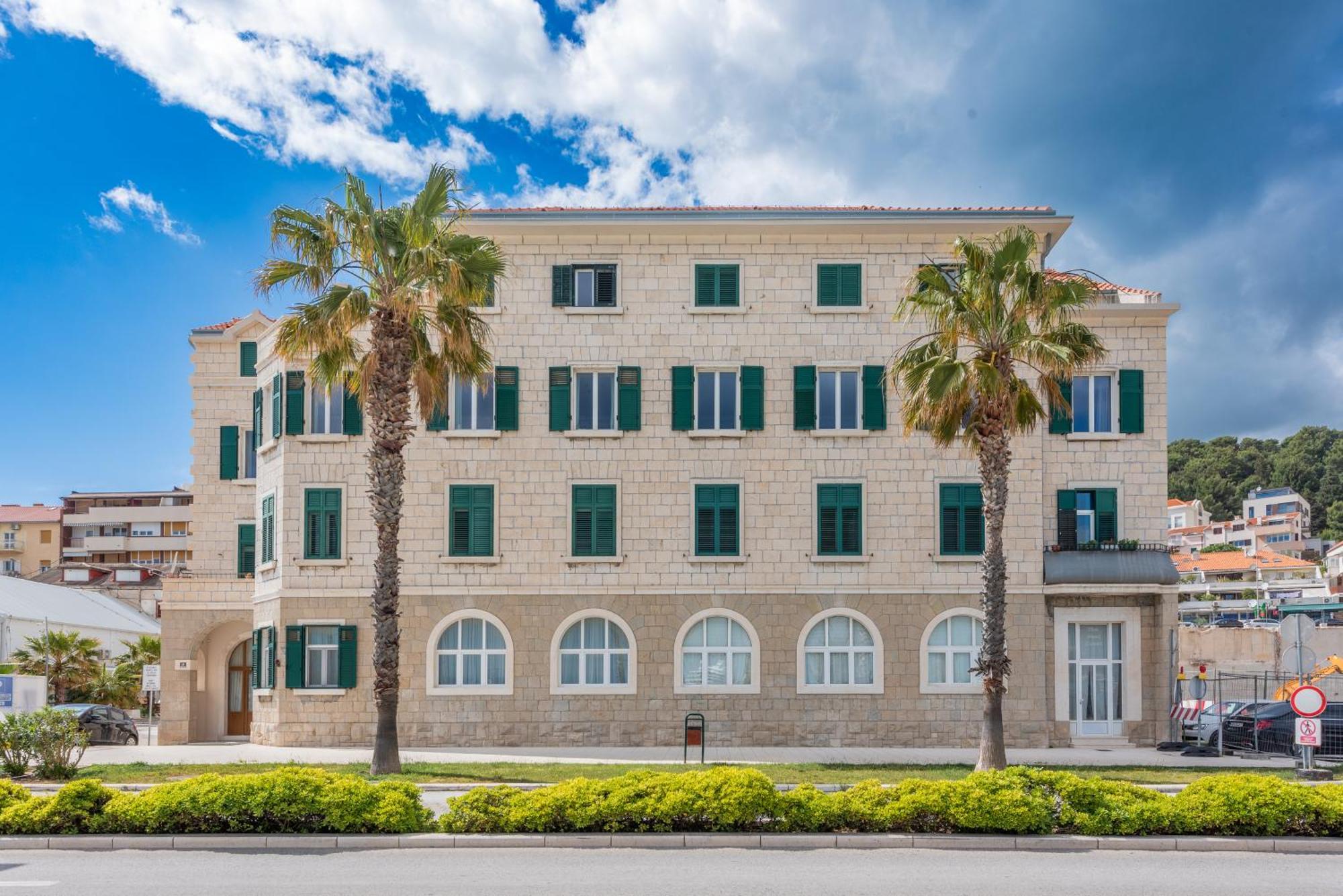 Coast Apartment Split