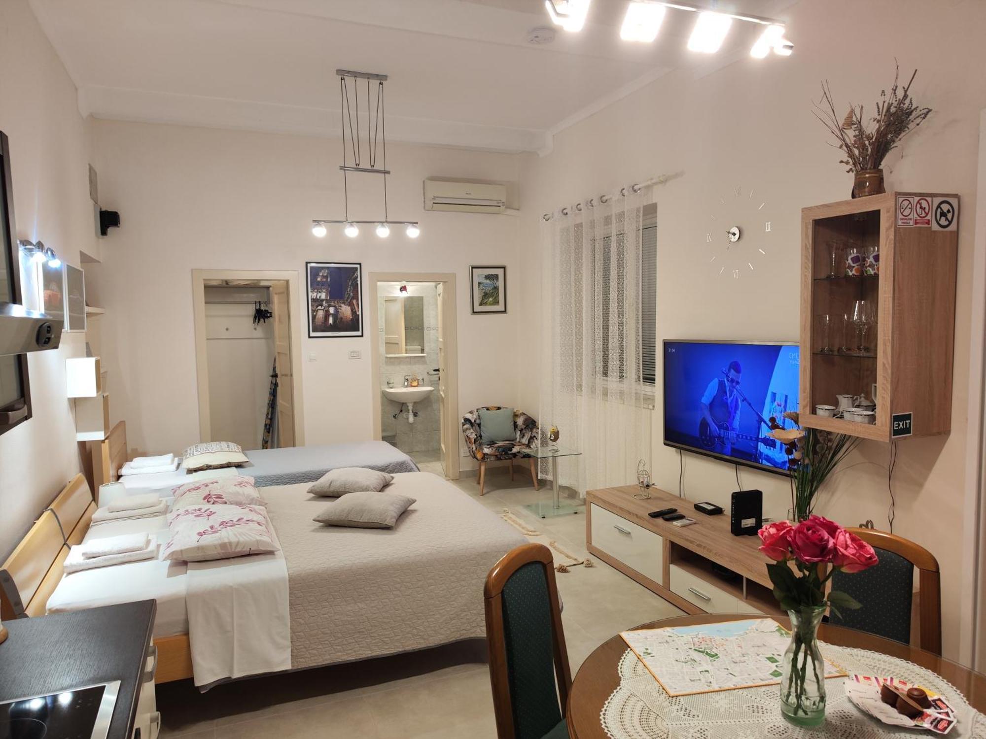 Queen Apartment *