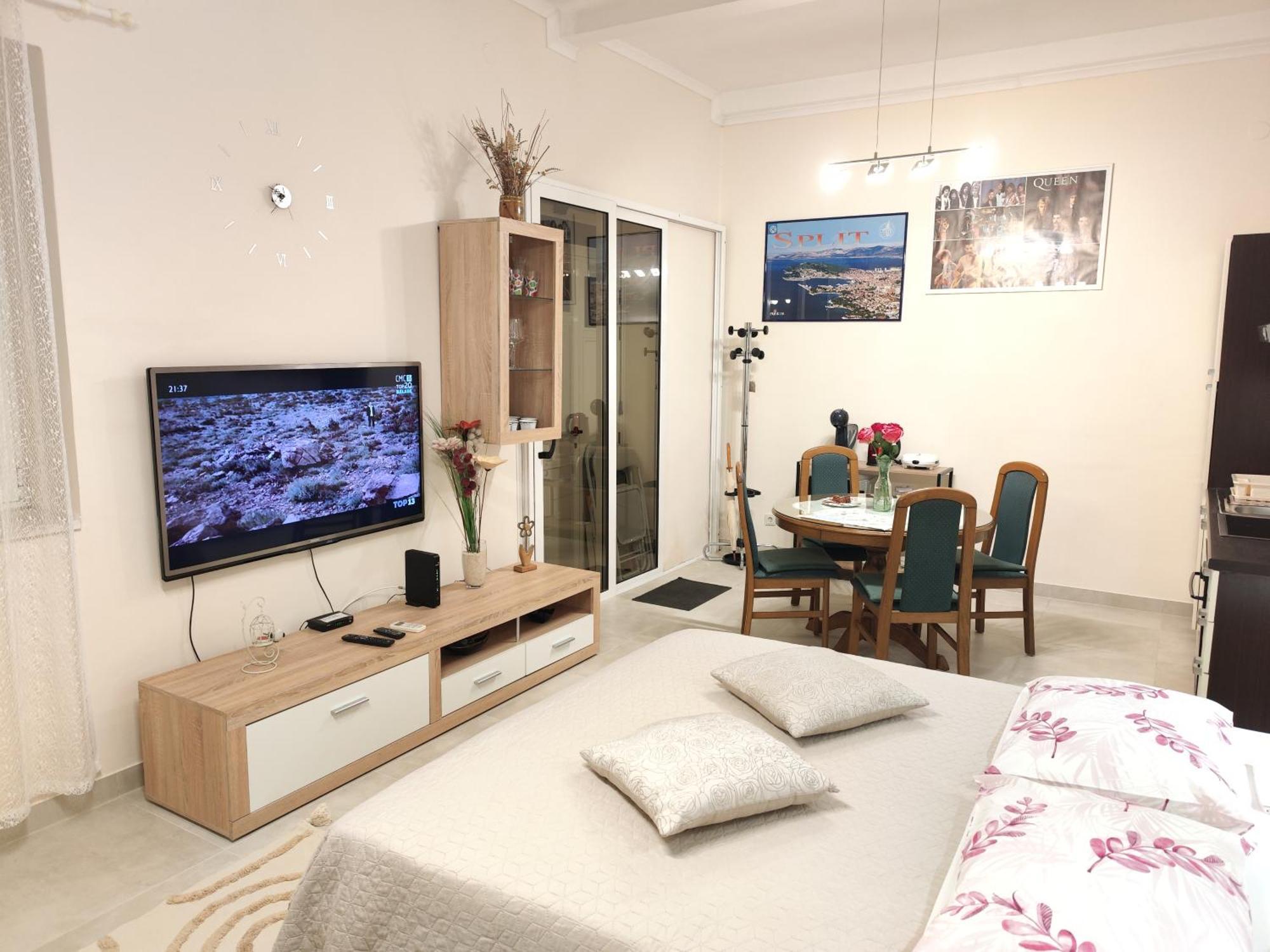 Queen Apartment Split
