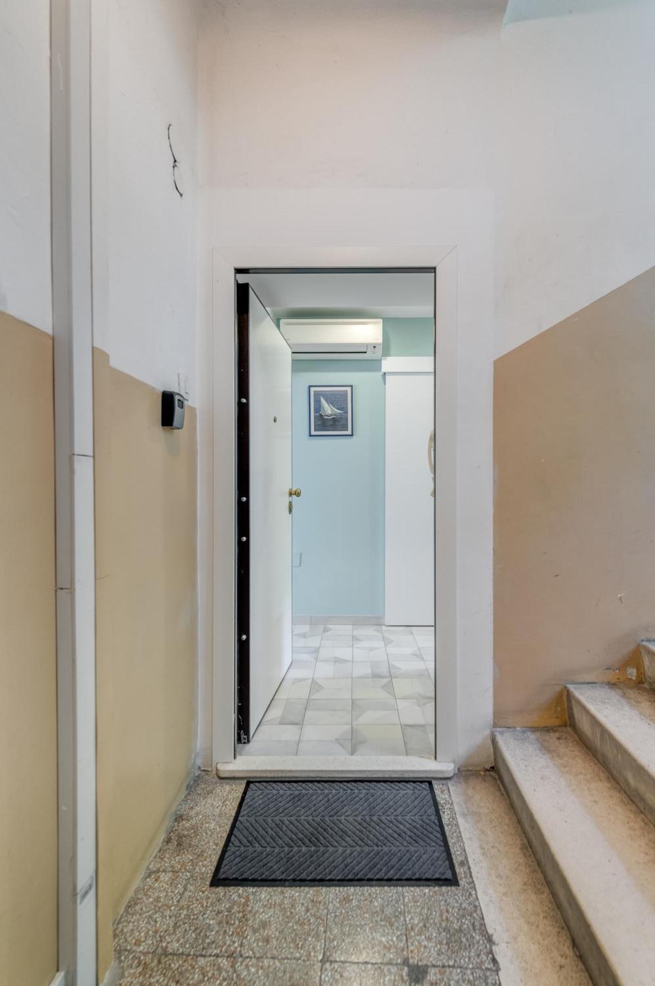 Apartment Lady Split